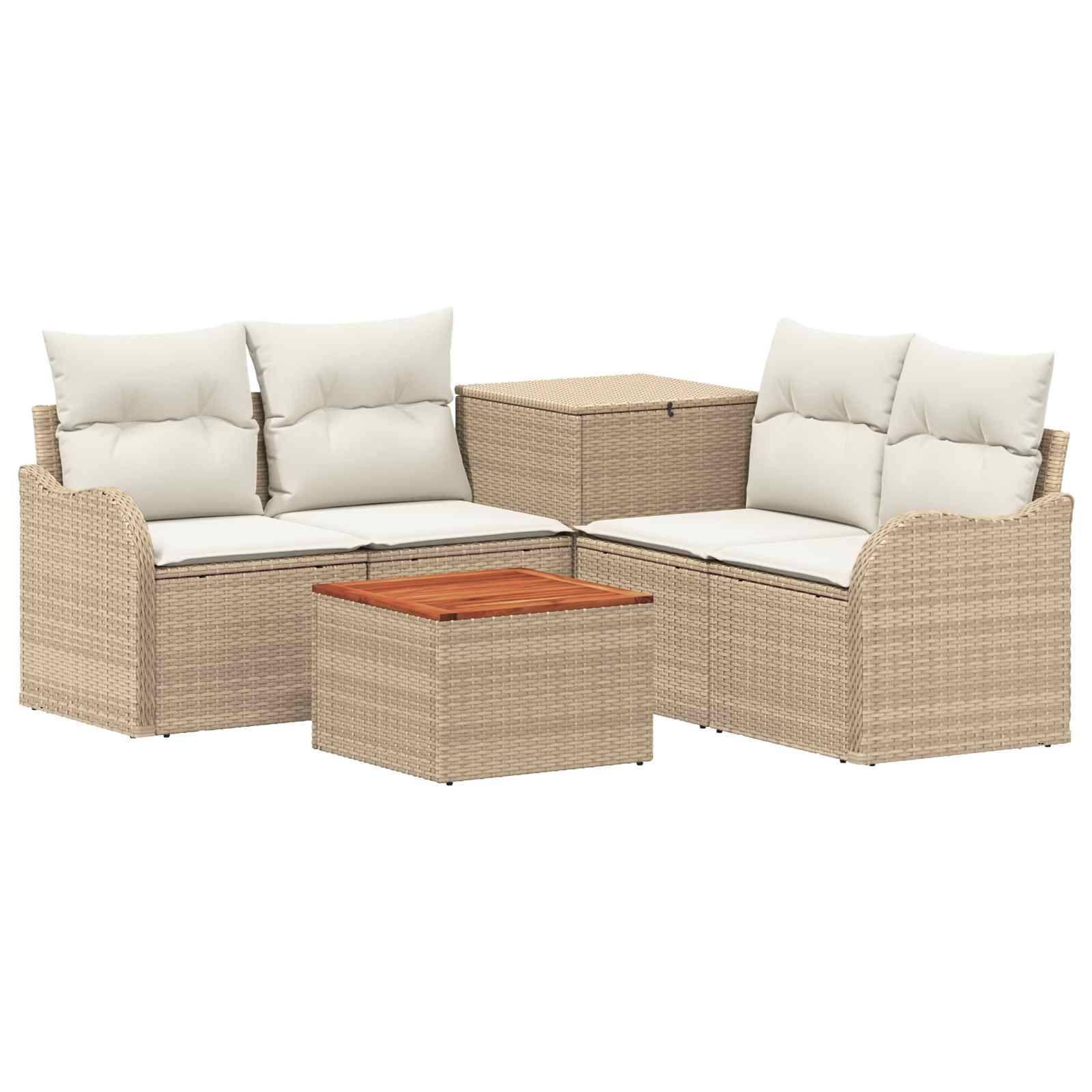Beigefarbenes Flechtwerk-Außensektionalsofa mit weißen Polstern, passendem Speicherwürfel und quadratischem Couchtisch mit Holzplatte.