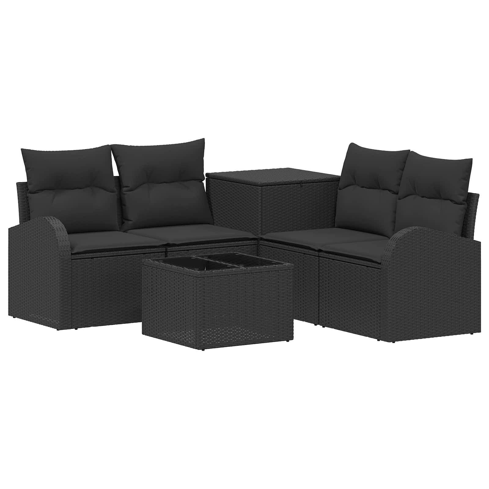Schwarzes Rattan-Außenbereichs-Sitzmöbel-Set mit zwei Zweisitzer-Sofas, zwei Ottomanen und einem kleinen Beistelltisch auf weißem Hintergrund.