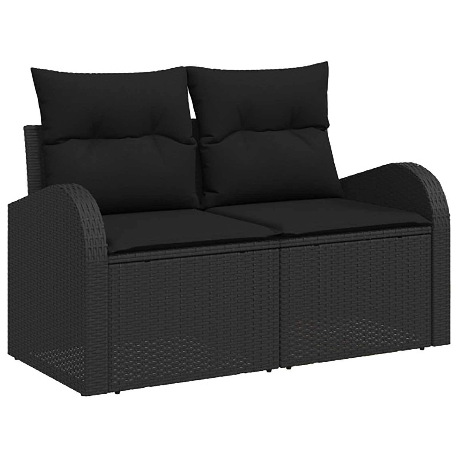 Schwarze gewebte Outdoor-Zweierbank mit zwei Sitzkissen und zwei Rückenkissen, gezeigt vor weißem Hintergrund.
