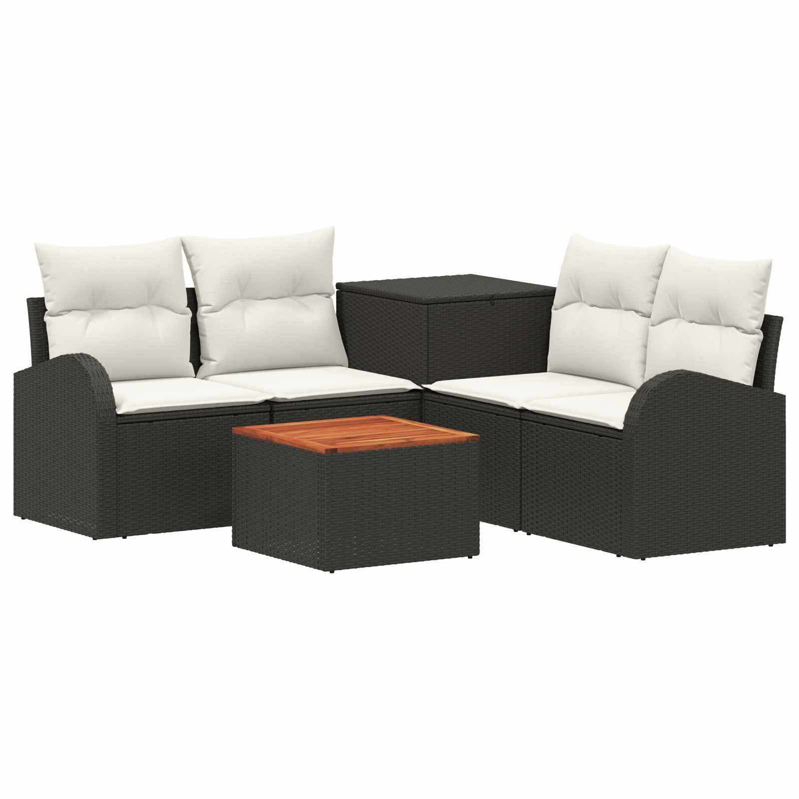 Outdoor-Sofa-Garnitur mit zwei schwarzen Korbmöbeln für zwei Personen, weißen Kissen, einem passenden Ecktisch und einem kleinen Couchtisch mit Holzplatte.