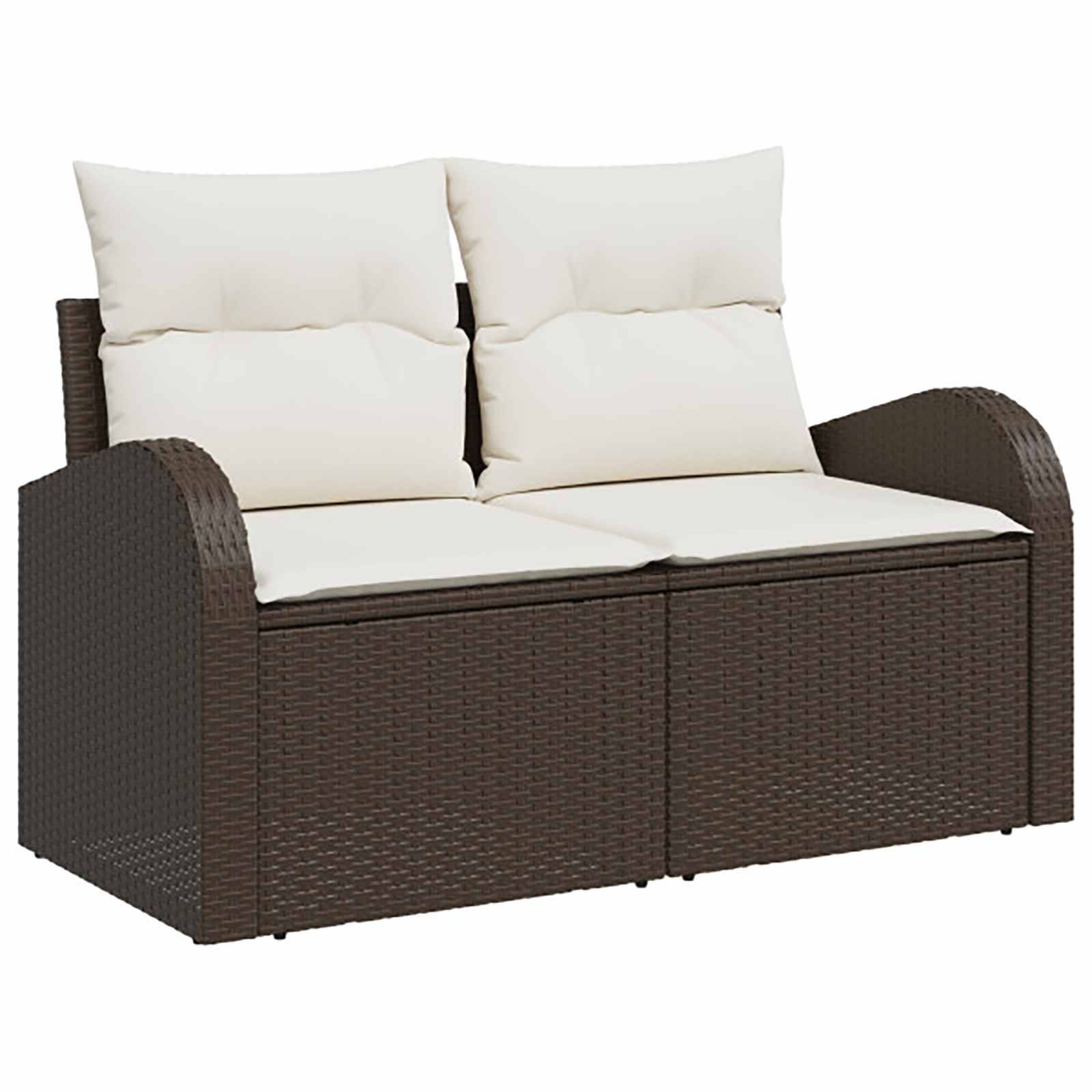 Braunes Korb-Außensofa mit cremefarbenen Kissen und abgerundeten Armlehnen