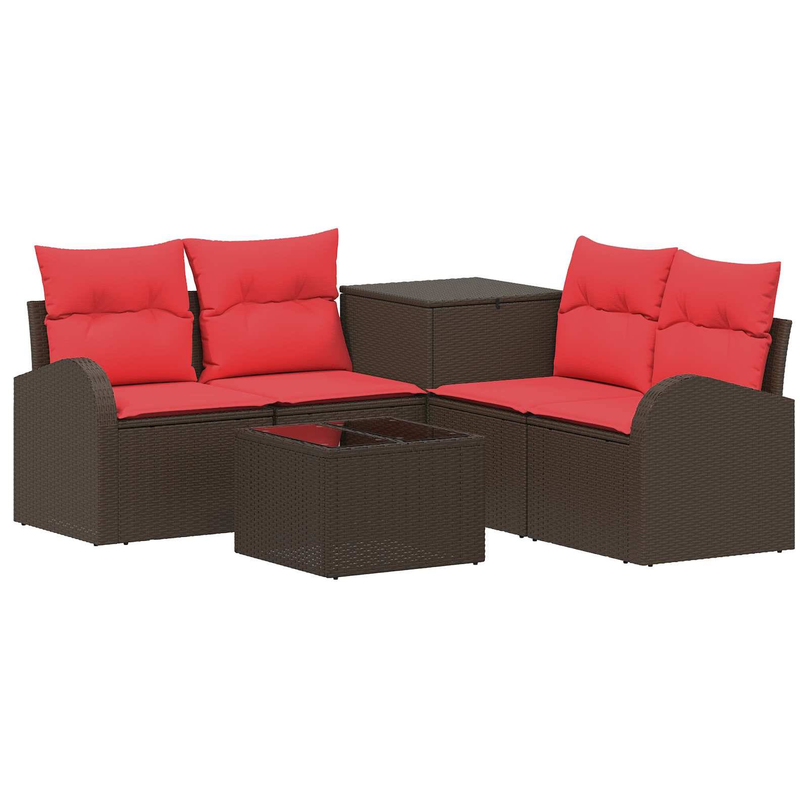 Braunes Korb-Lounge-Sofa mit roten Kissen, passendem Hocker/Tisch, auf weißem Hintergrund dargestellt.