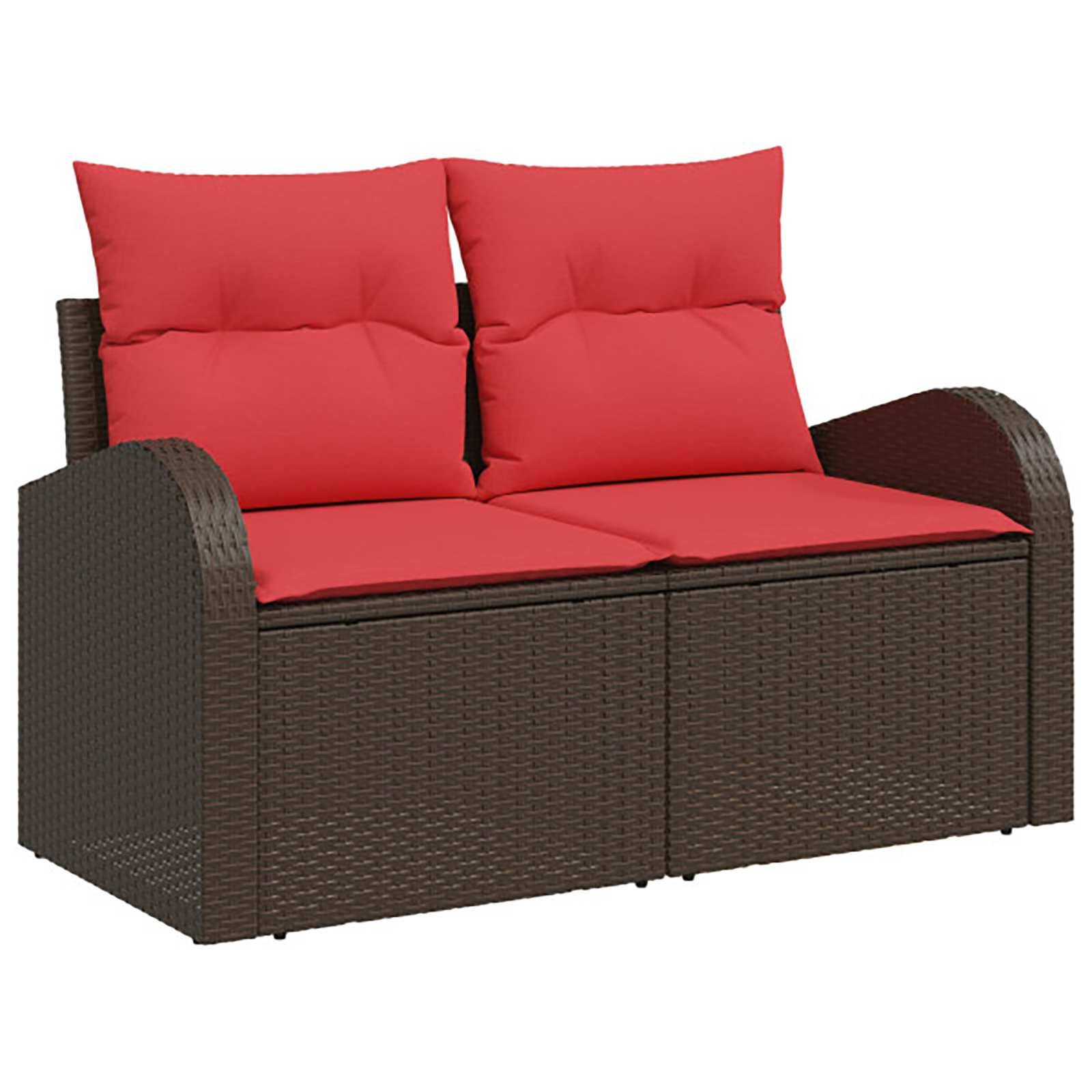 Braun gewebte Outdoor-Liege mit roten Kissen und geschwungenen Armlehnen auf weißem Hintergrund.