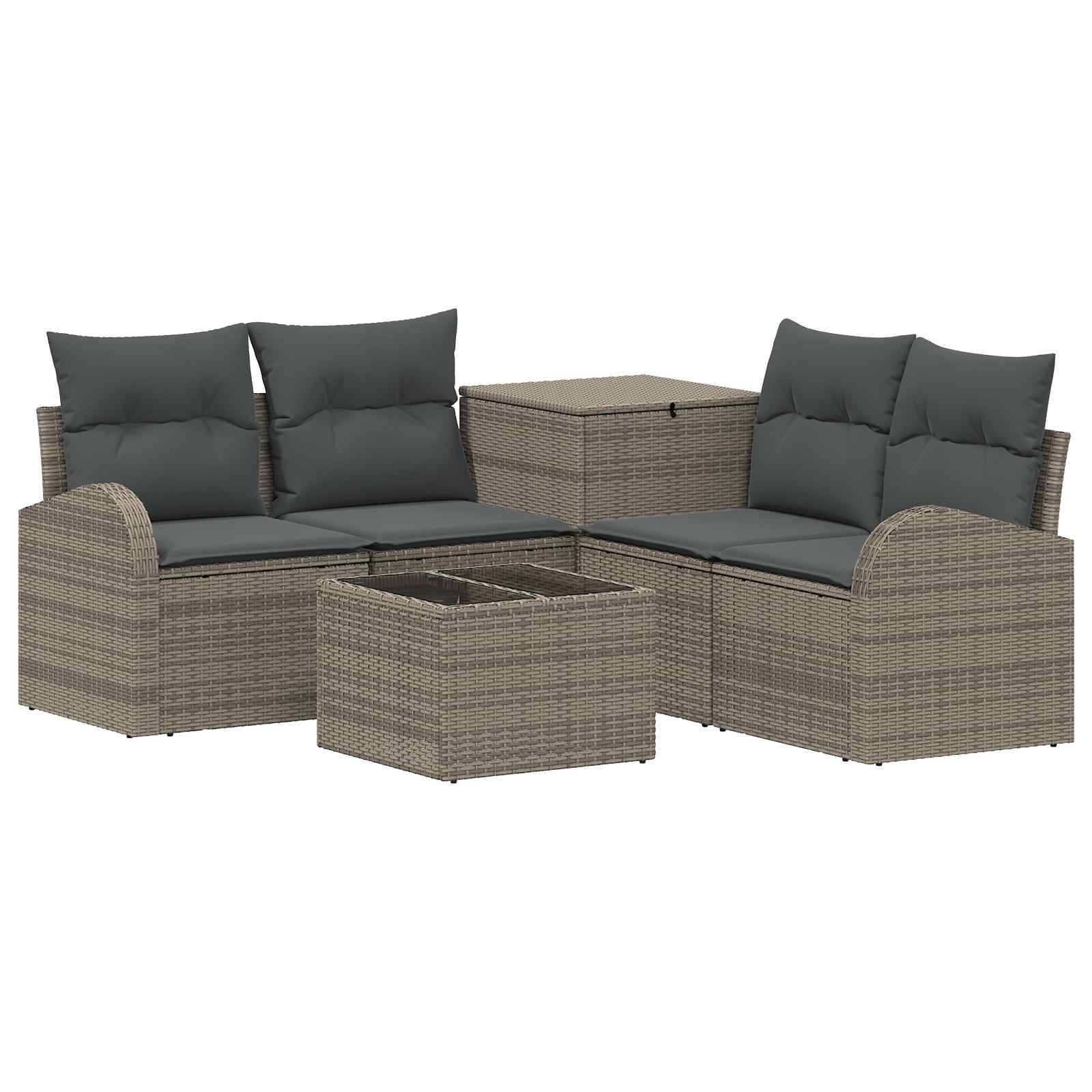 Outdoor-Korbmöbel-Terrassensitzgruppe mit zwei Zweisitzer-Elementen, Stauraum-Tisch und passendem Couchtisch mit dunklen Kissen.