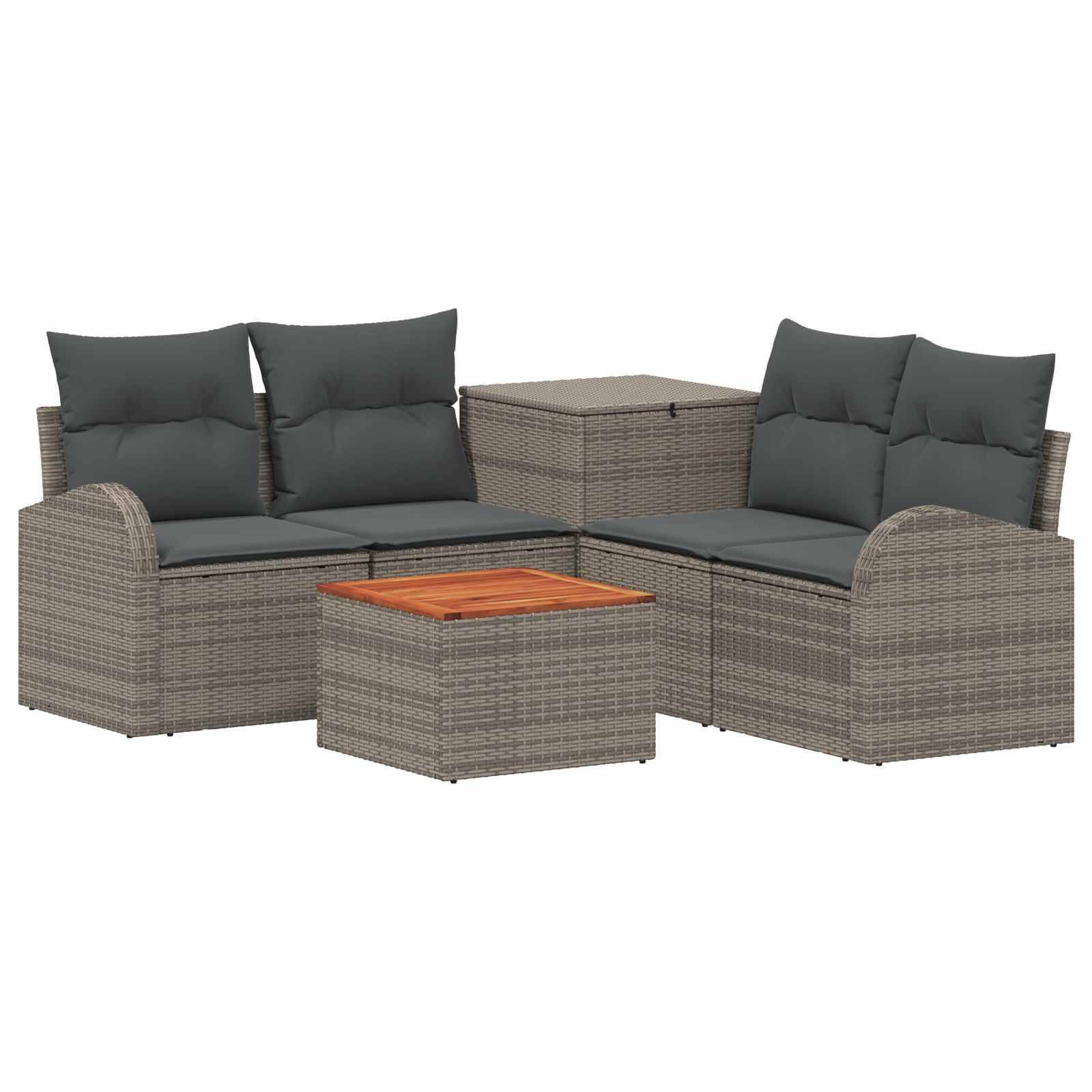 Outdoor-Rattansektionalsofa-Set mit dunklen Kissen, passender Stauraum-Tisch und kleinem quadratischen Couchtisch auf weißem Hintergrund.