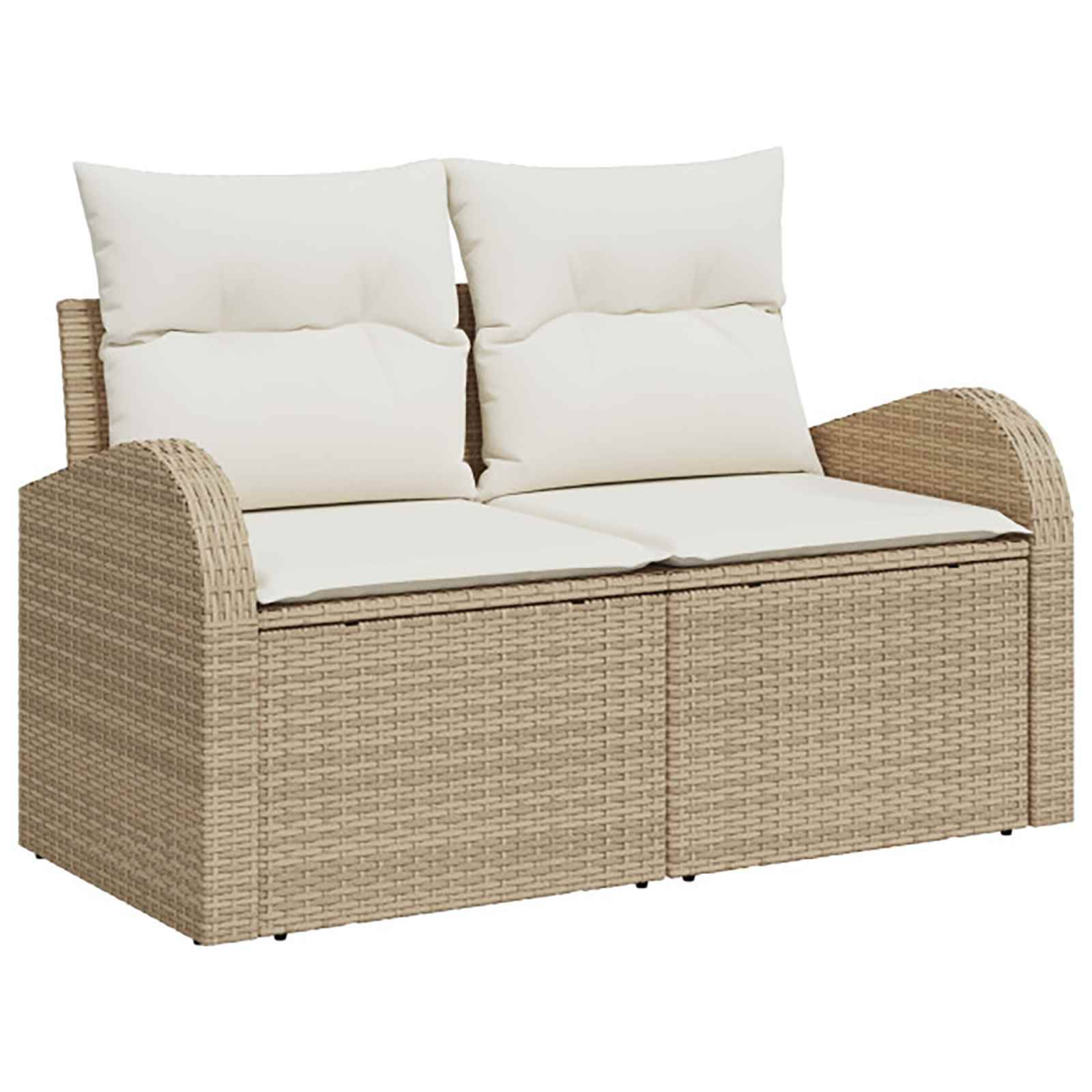 Beiges geflochtenes Rattansofa für den Außenbereich mit zwei weißen Sitzkissen und vier Rückenkissen.