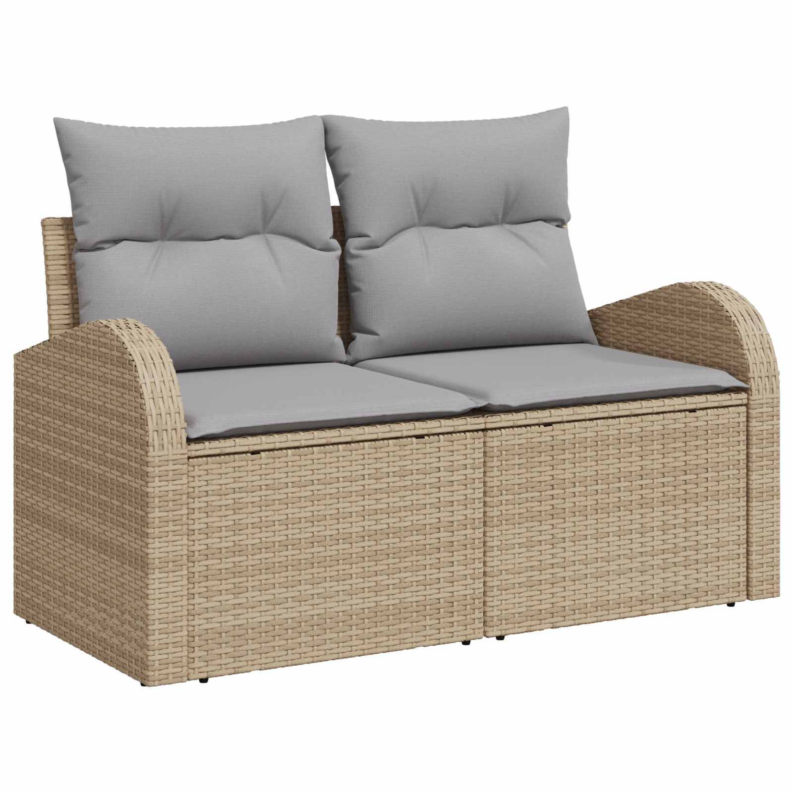 Beige Wickel-Outdoor-Zweiersofa mit grauen Sitz- und Rückenlehnen-Kissen auf weißem Hintergrund.