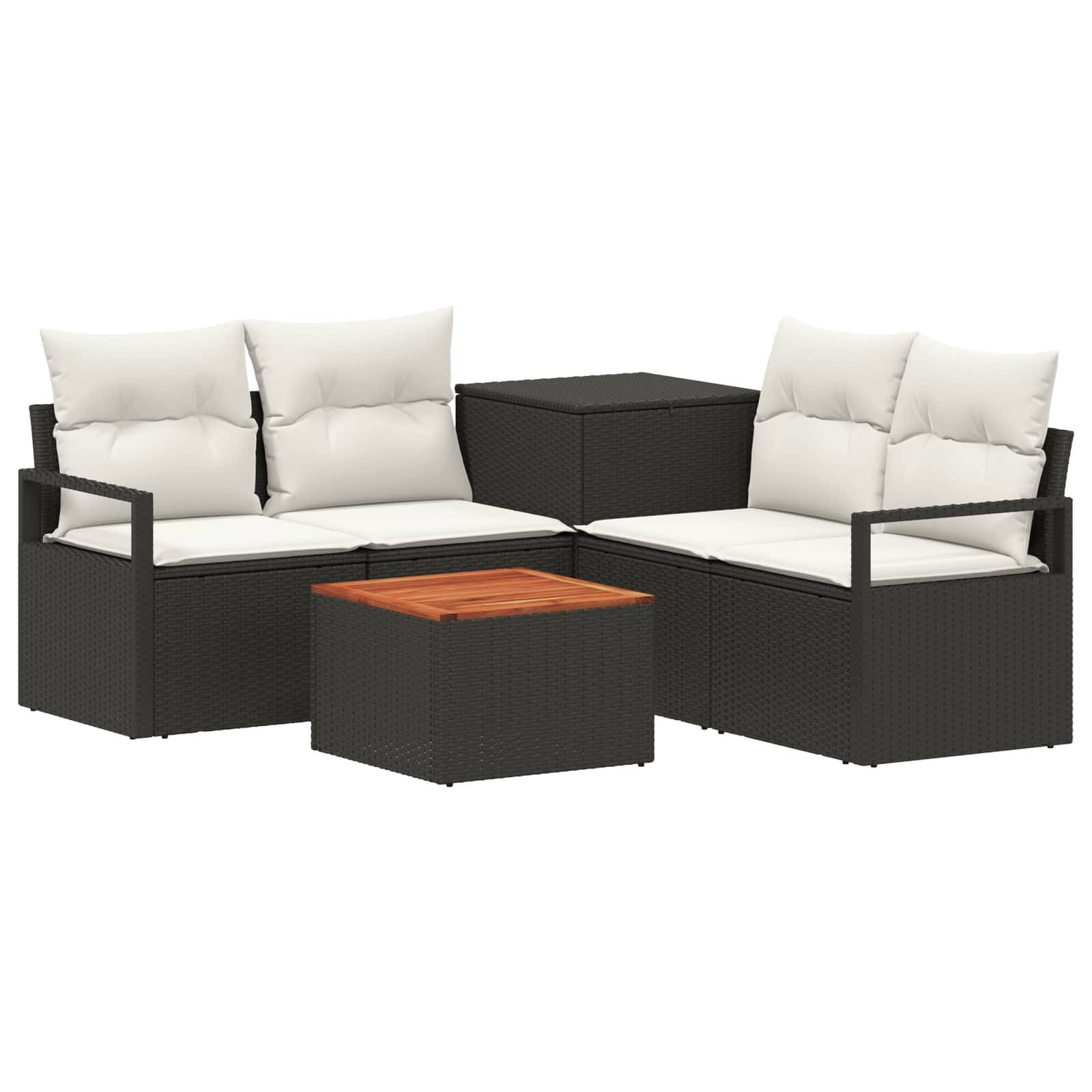 Schwarzes Rattanmöbel-Gartenmöbelset für die Terrasse mit zwei gepolsterten Zweisitzern, einem Eckentisch und einem kleinen Couchtisch mit Holzplatte.