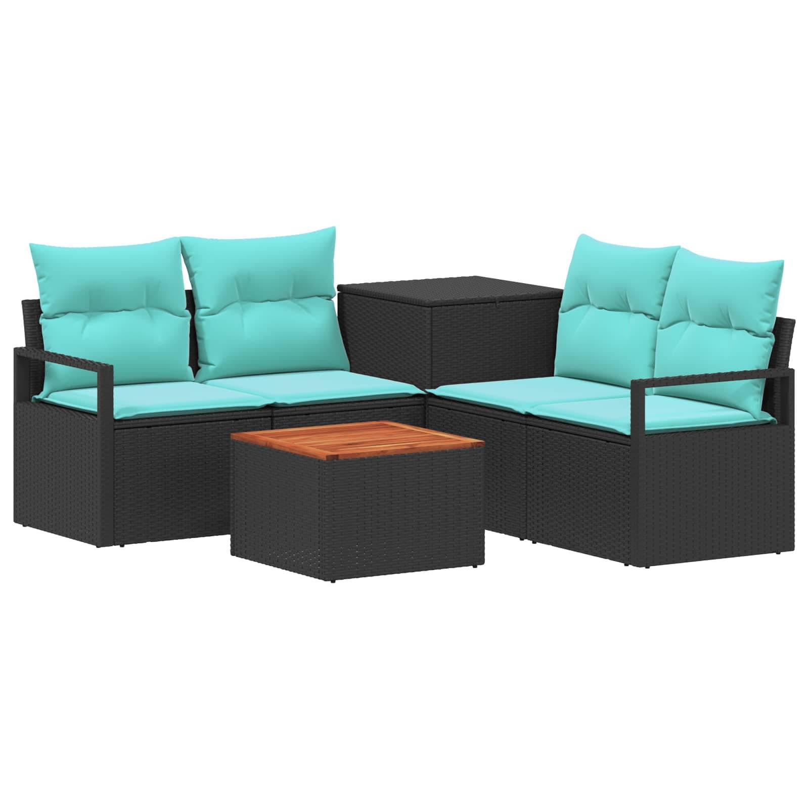 Outdoor-Rattanpolstergruppe im Wohnbereich mit türkisen Kissen, quadratischer Couchtisch und passendem Beistelltisch auf weißem Hintergrund.
