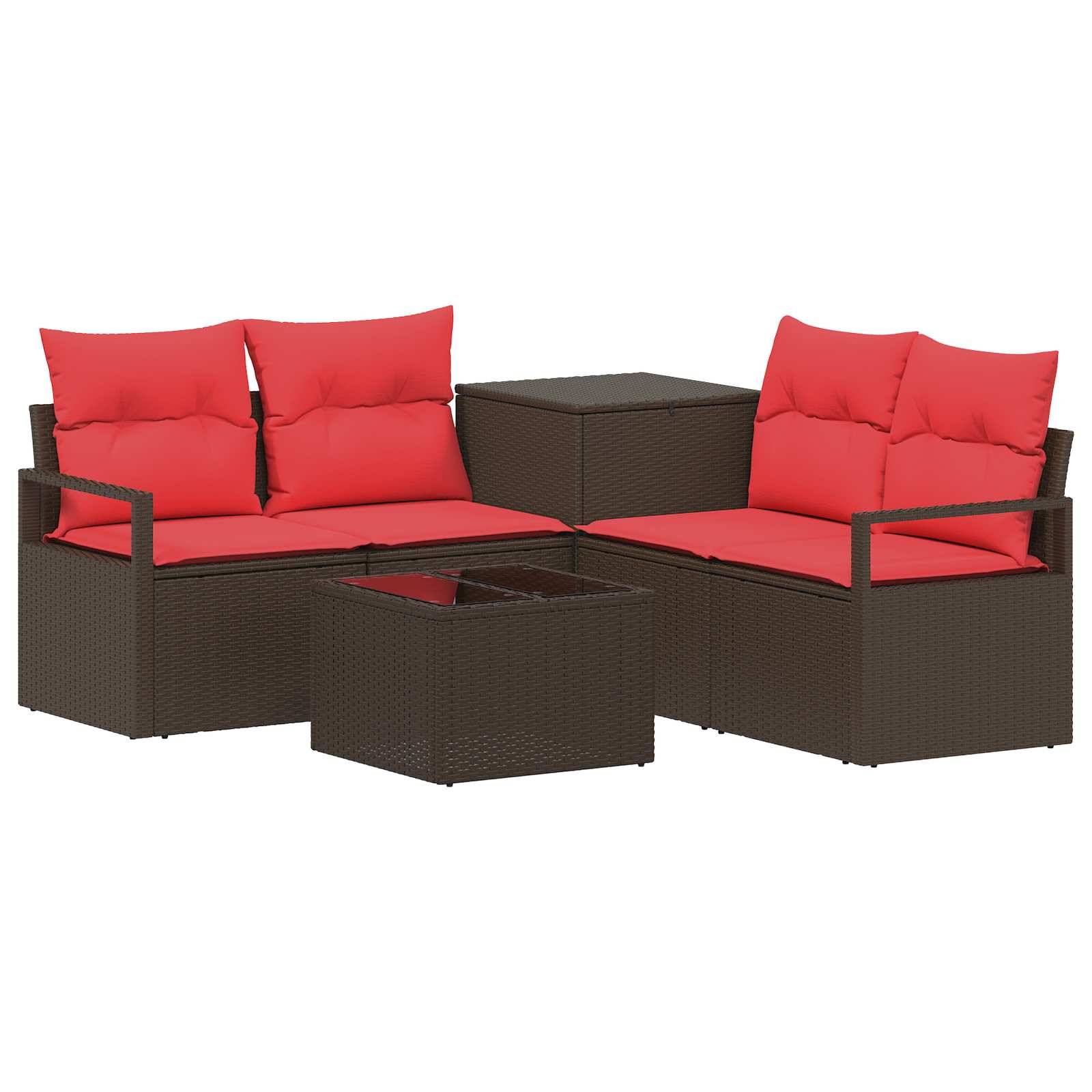 Braune Flechtmöbel-Außensektionalcouch mit roten Kissen und zwei passenden quadratischen Tischen auf weißem Hintergrund.