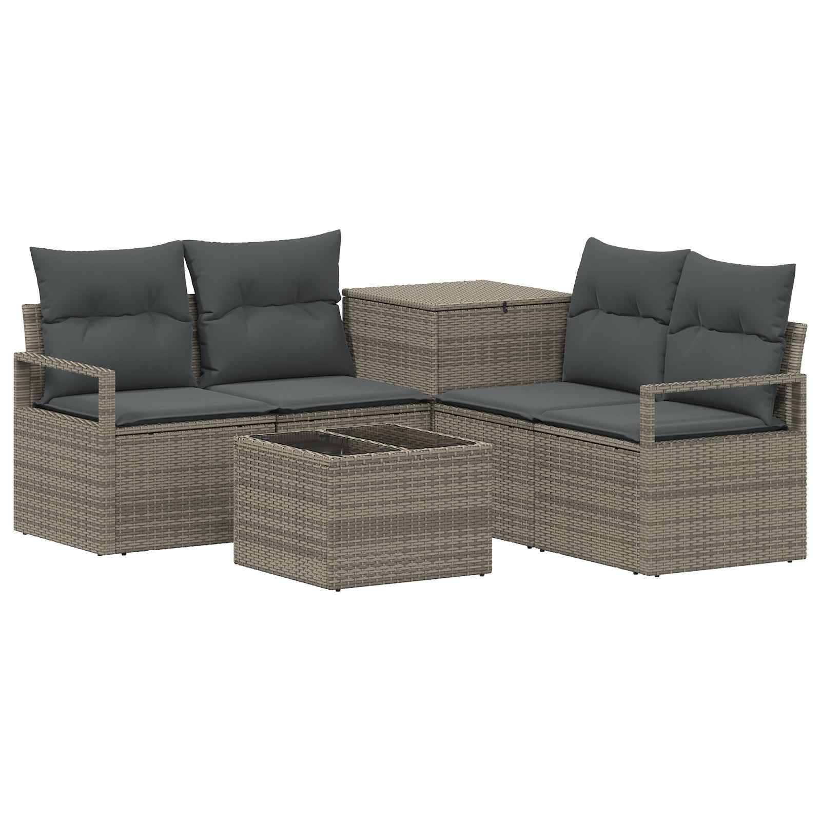 Outdoor-Patio-Rattangarnitur mit zwei Zweisitzern, passendem Ottomane-Tisch und dunklen Kissen auf weißem Hintergrund.