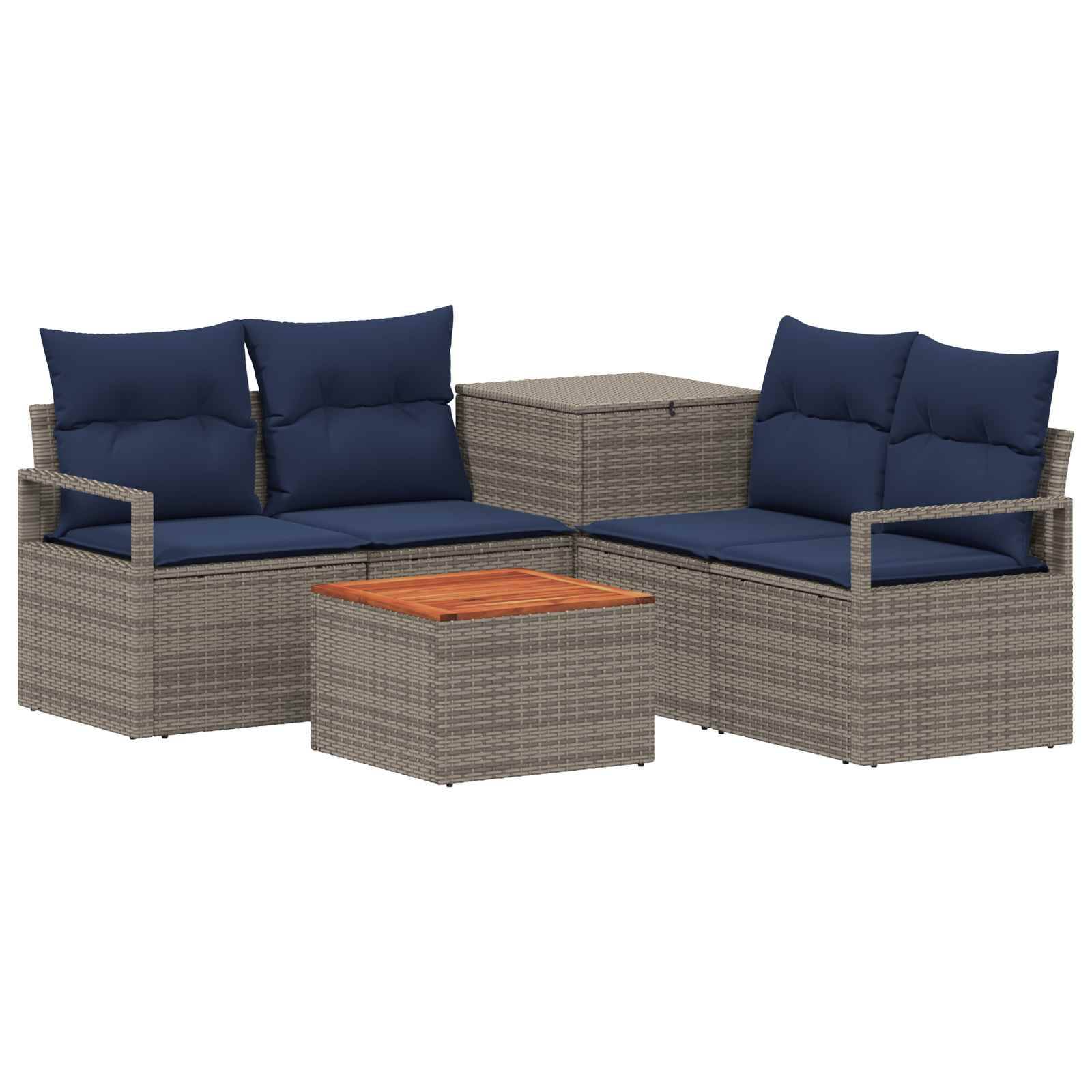 Outdoor-Lounge-Set mit zwei Rattan-Liegesektionen, blauen Kissen, einem passenden Ecktisch und einem kleinen quadratischen Couchtisch.