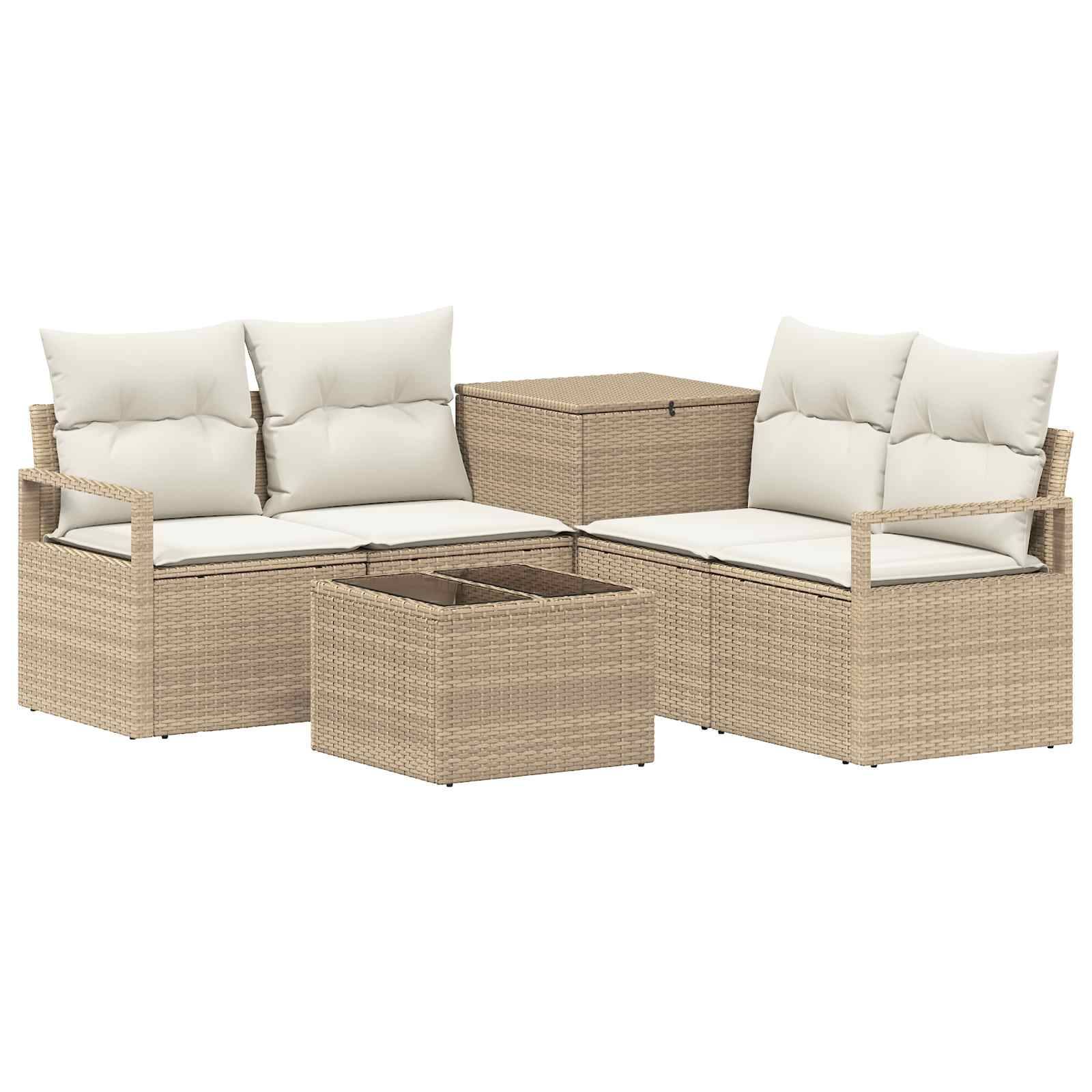 Beige Rattan-Gartensofagarnitur mit Kissen, zwei Sesseln und passendem Tisch auf weißem Hintergrund.