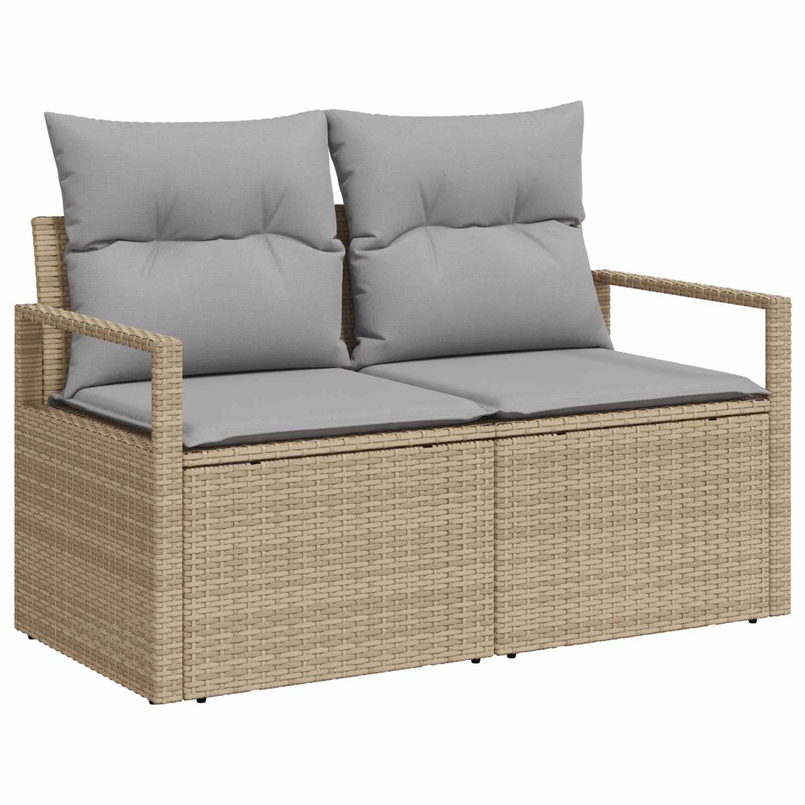 Beige gewebtes Outdoor-Loveseat mit Armlehnen und zwei grauen Rückenkissen auf weißem Hintergrund.