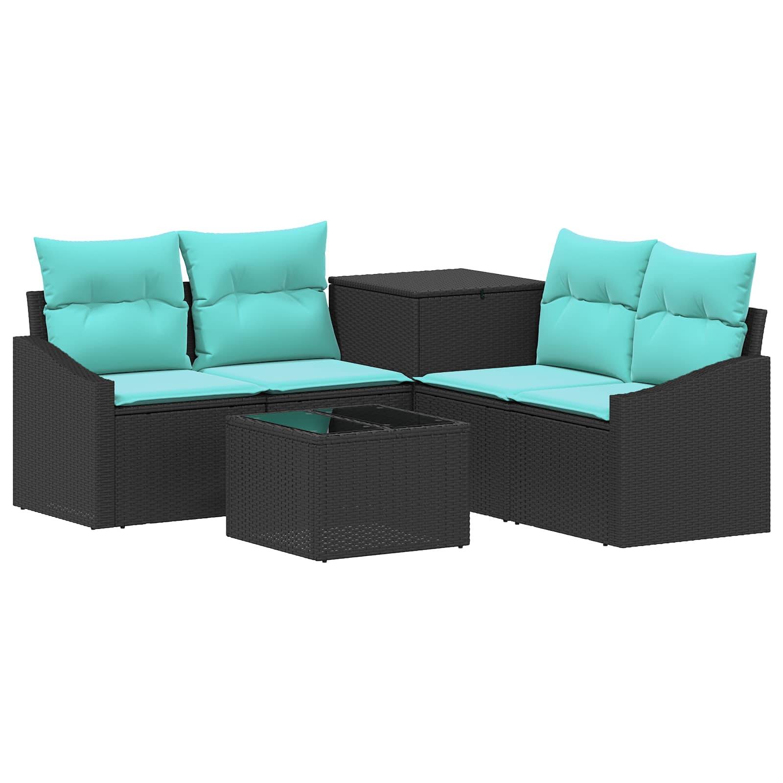Schwarzes Outdoor-Rattanlounge-Set für die Terrasse mit türkisfarbenen Sitzkissen und passenden Kaffee- und Beistelltischen auf weißem Hintergrund.