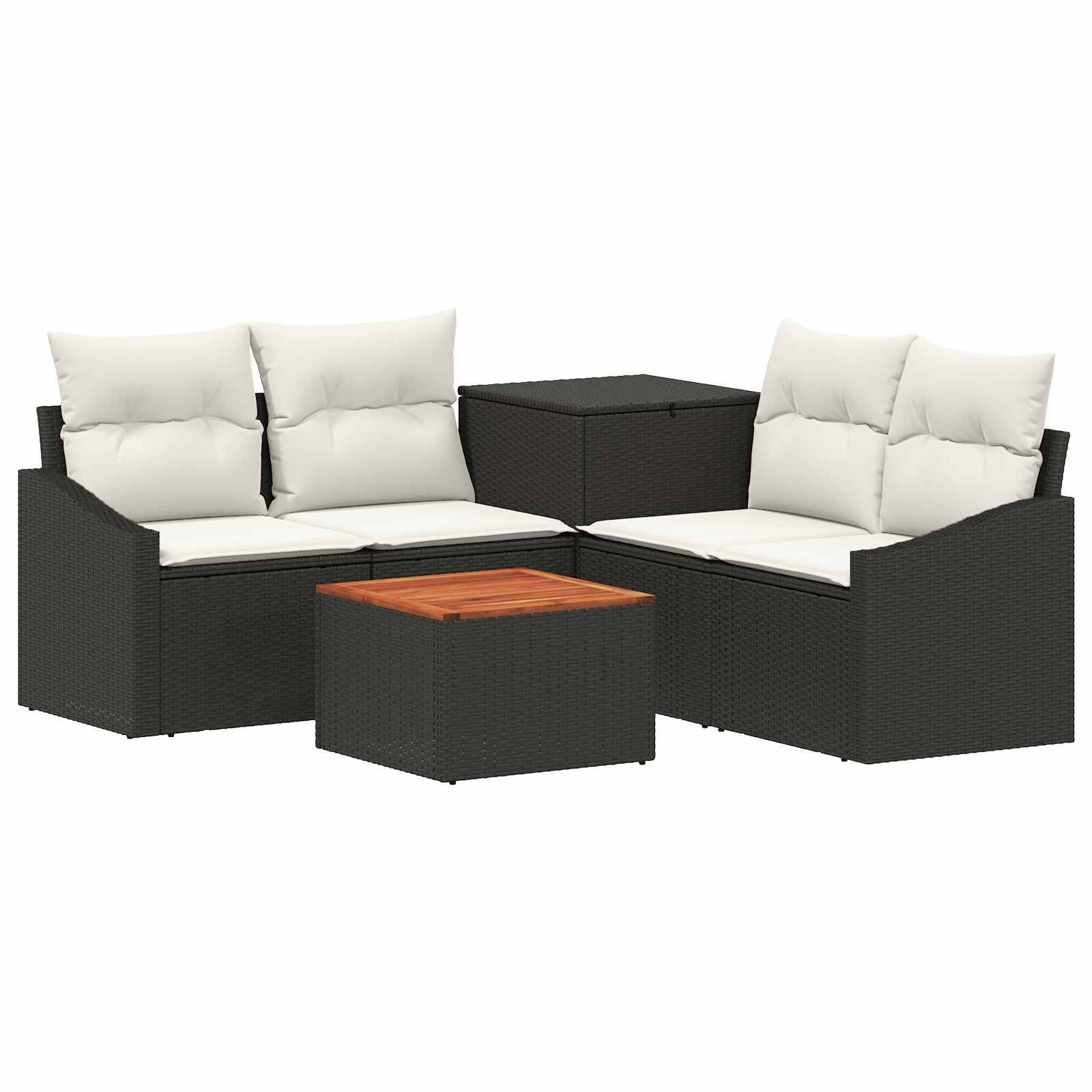 Outdoor-Rattan-Sitzmöbel mit cremefarbenen Kissen, passendem Stauraum-Tisch und Couchtisch mit Holzplatte auf weißem Hintergrund.