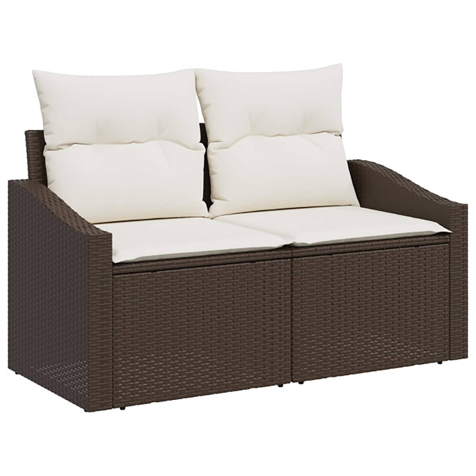 Braunes Korbgeflecht-Gartenkissensofa mit cremefarbenen Sitz- und Rückenkissen
