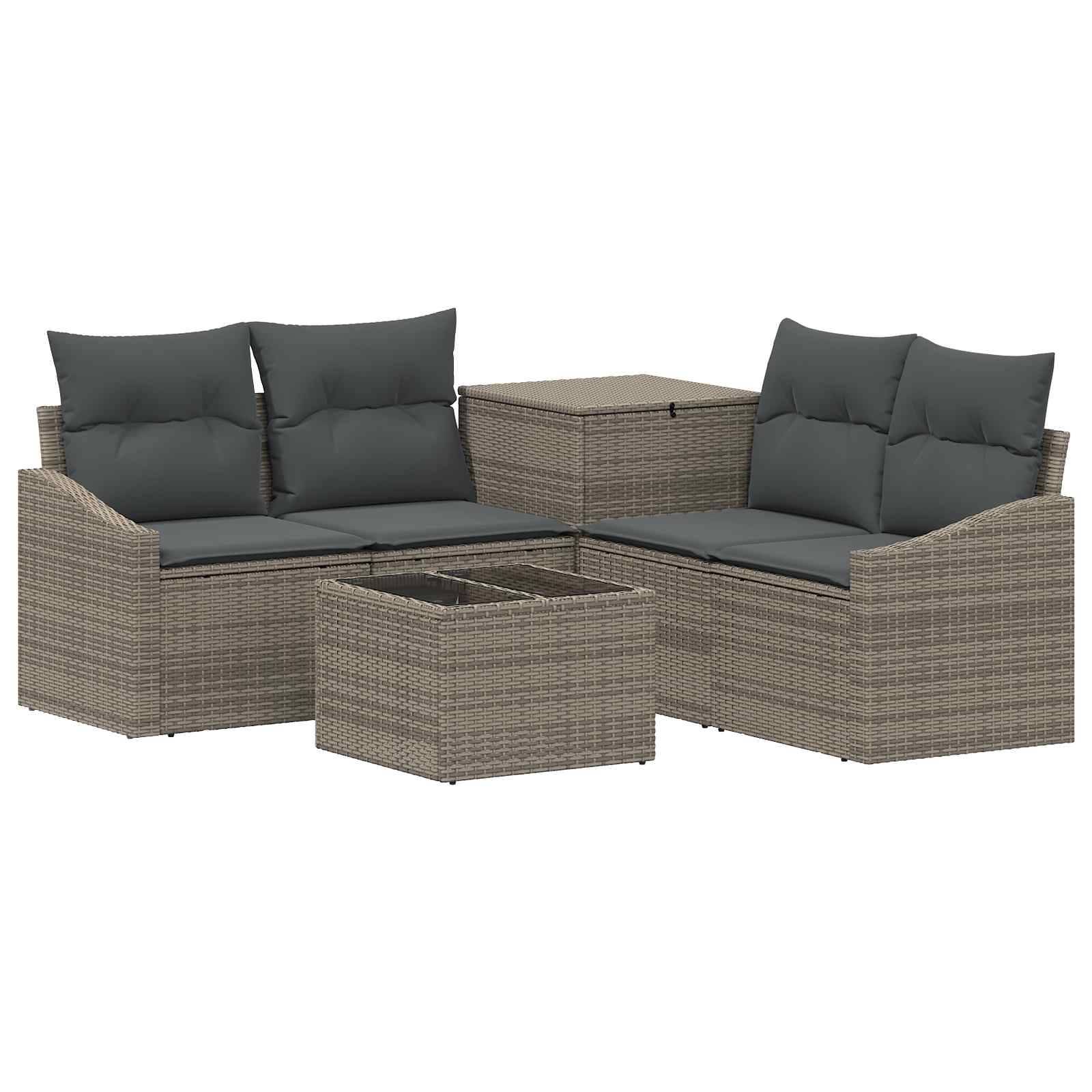 Outdoor-Rattan-Ecksofa-Set mit dunklen Kissen, zwei Eckplätzen, einem Stauraum-Couchtisch und einem passenden Beistelltisch.