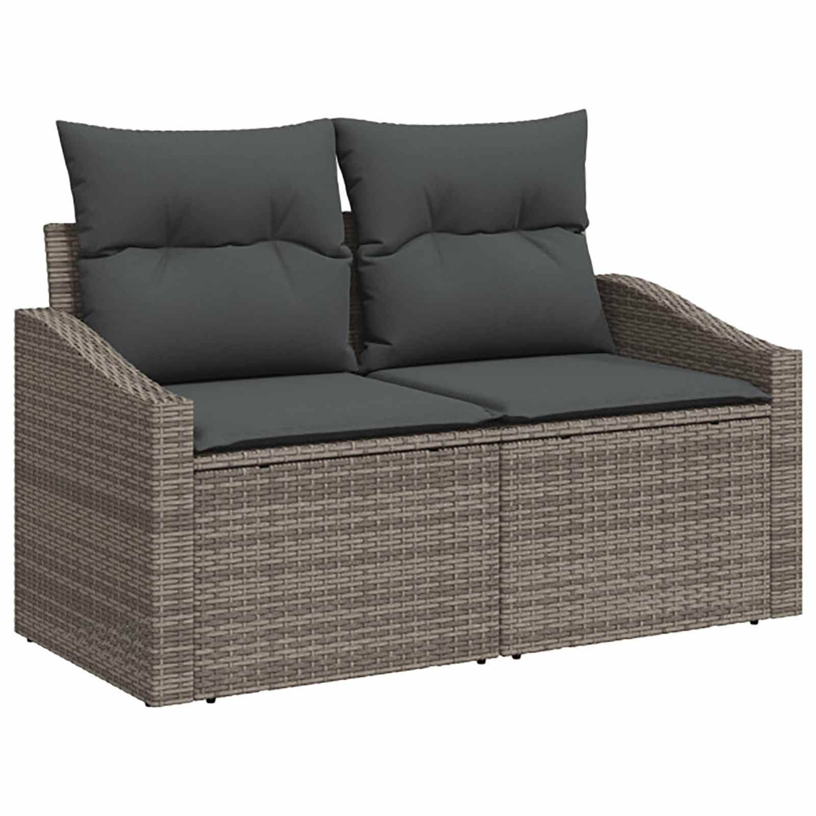 Zweisitziges Rattansofa für den Außenbereich mit dunkelgrauen Kissen und Polstern auf weißem Hintergrund.