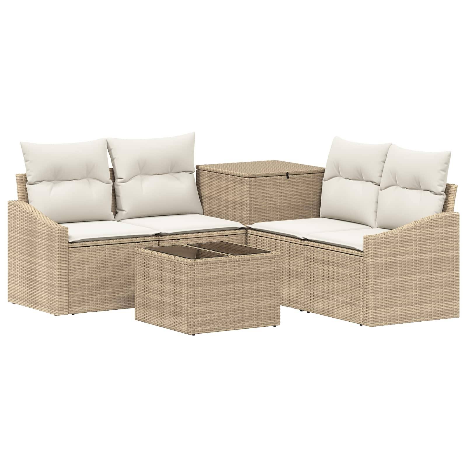Beige Rattan Outdoor-Ecksofa mit Kissen, passendem Aufbewahrungsottoman und kleinem Couchtisch auf weißem Hintergrund.