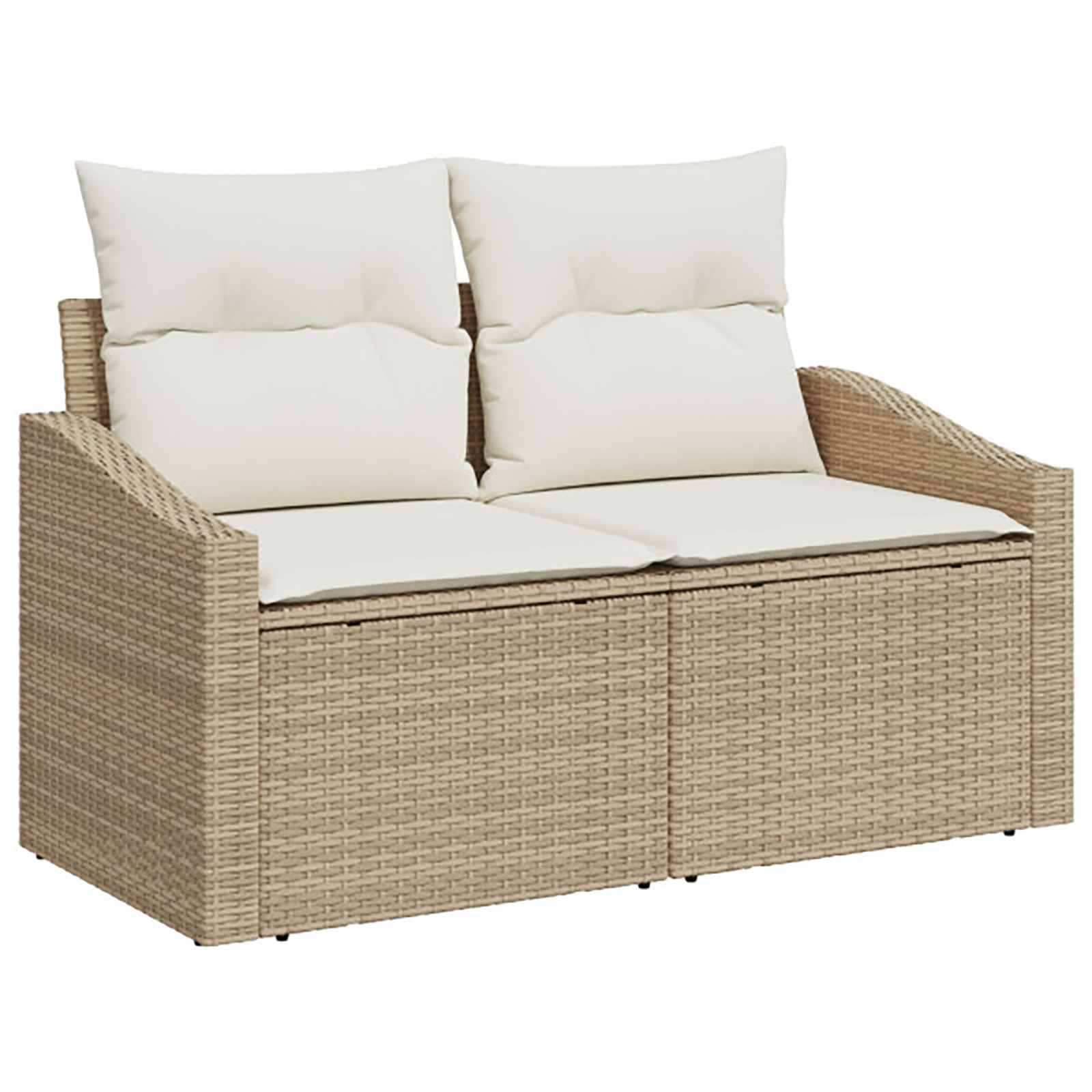 Beige geflochtene Outdoor-Zweisitzer-Liege mit zwei Sitzplätzen, Armlehnen und weißen Kissen auf weißem Hintergrund.
