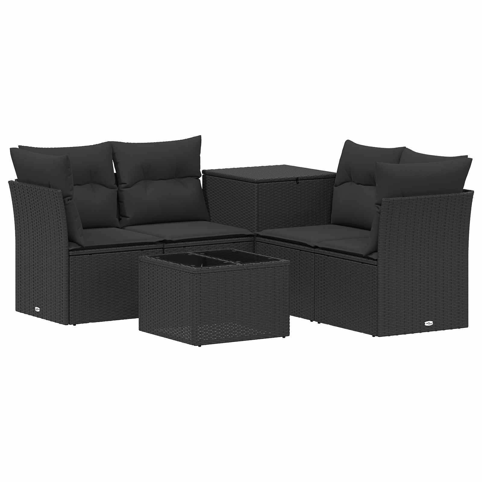 Schwarzes Geflecht-Sitzset für die Terrasse im Freien mit zwei Zweisitzern, Kissen und zwei quadratischen Tischen auf weißem Hintergrund.
