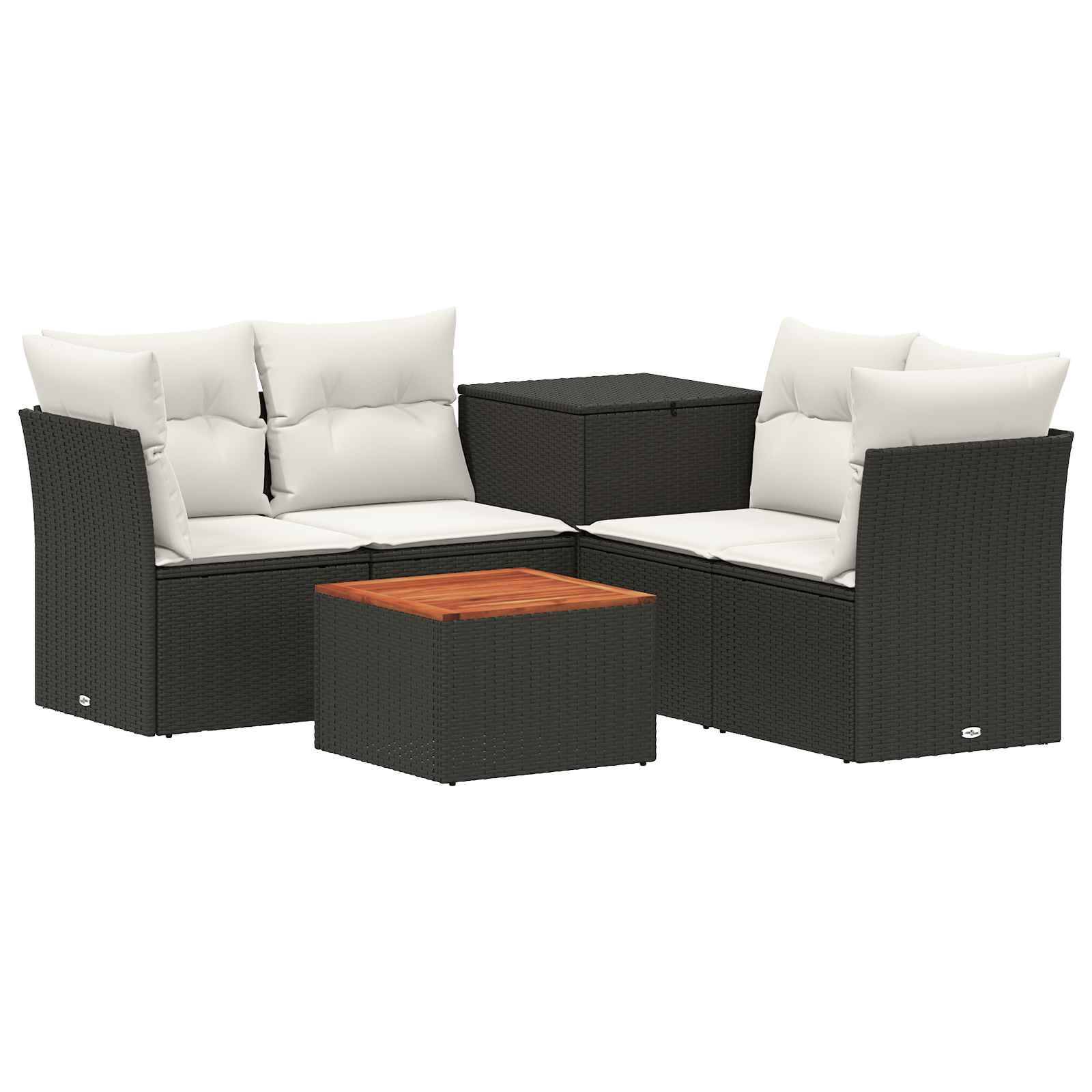 Gartenmöbel-Set mit zwei schwarzen Korbsofas, weißen Kissen, einem quadratischen Couchtisch und passendem Beistelltisch.