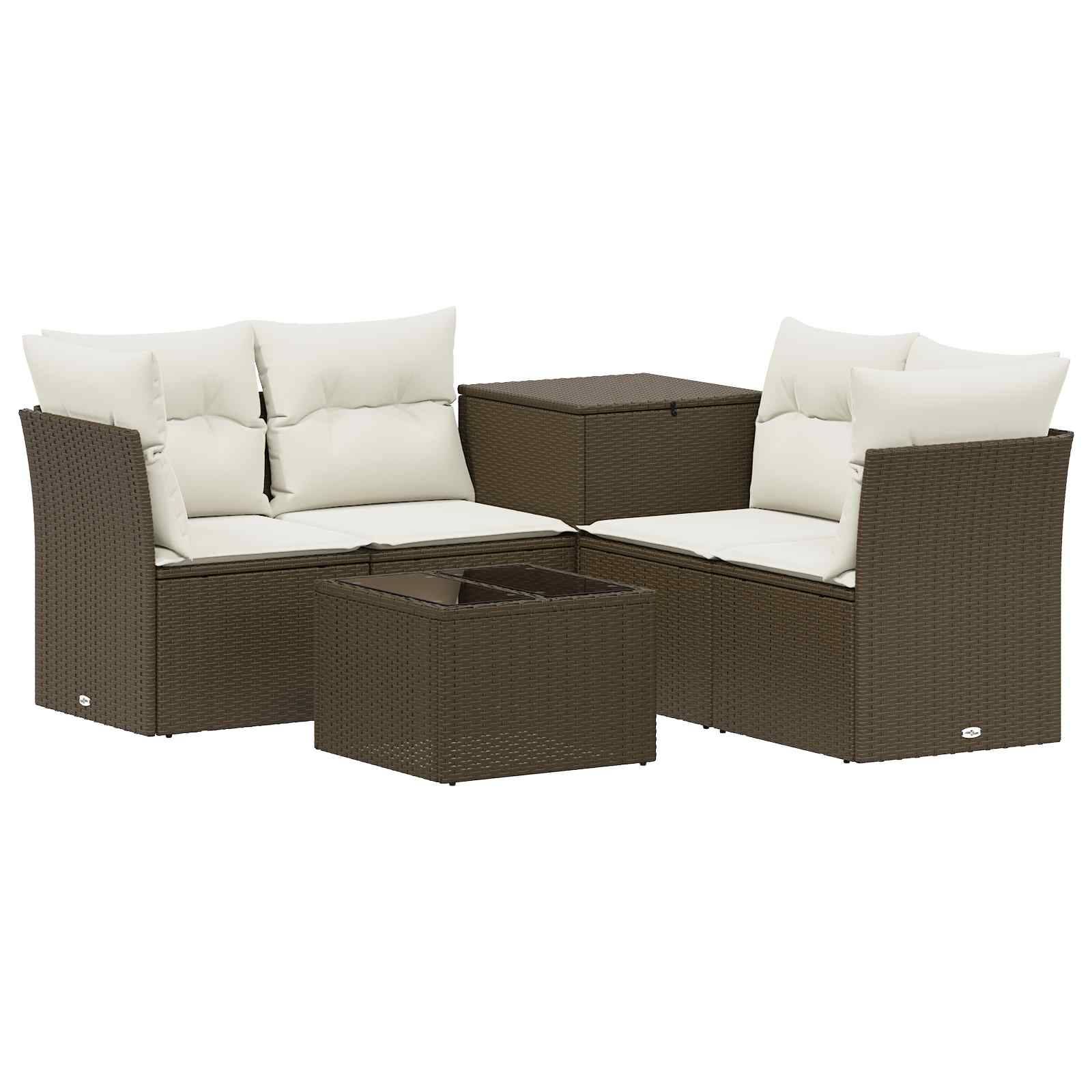 Braunes Korbmöbel-Gartensitzset mit zwei gepolsterten Stühlen, quadratischem Tisch und passendem Hocker auf weißem Hintergrund.