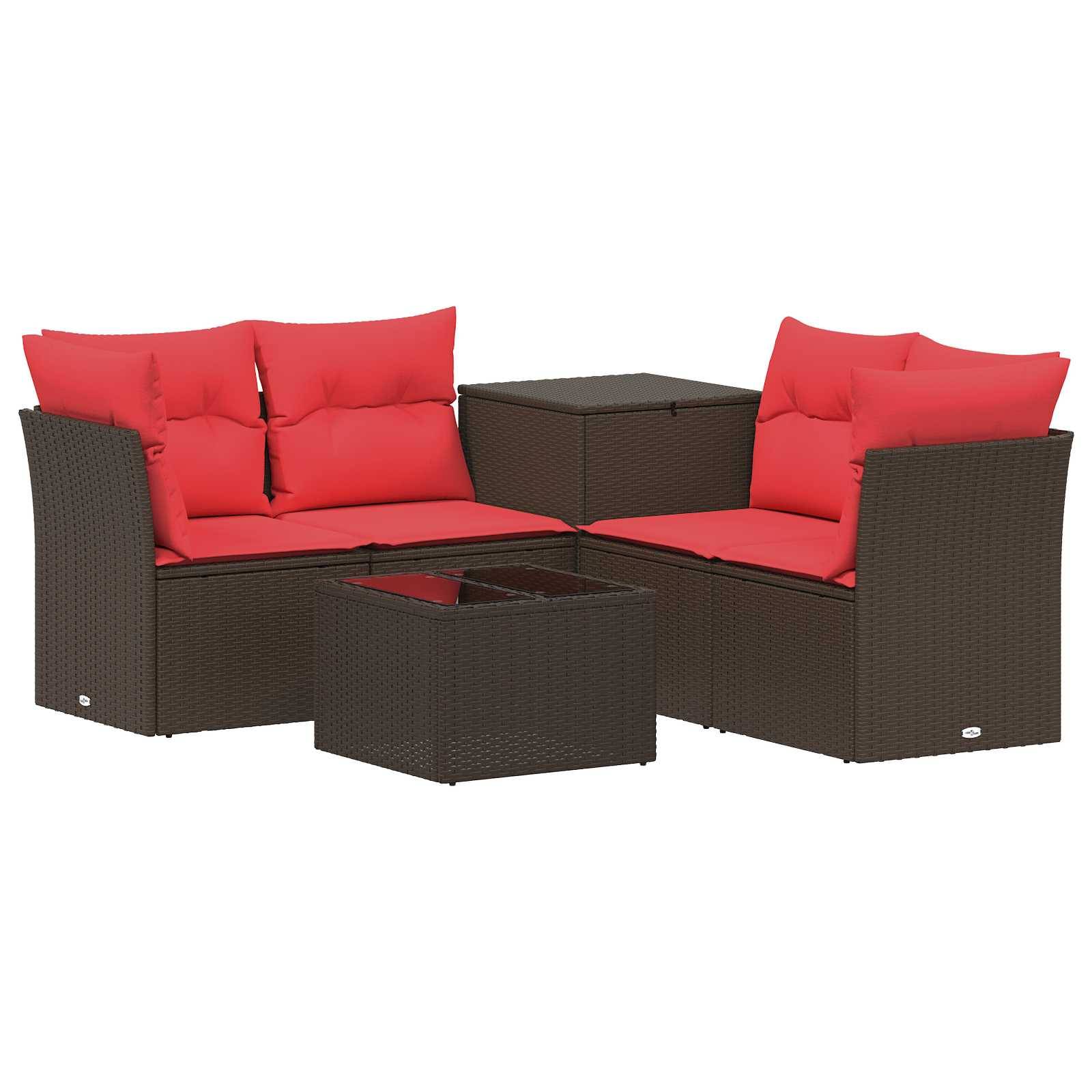 Braune Polyrattan-Gartensektionalgarnitur mit roten Kissen, bestehend aus zwei Zweisitzern, einem quadratischen Couchtisch und einem passenden Beistelltisch.