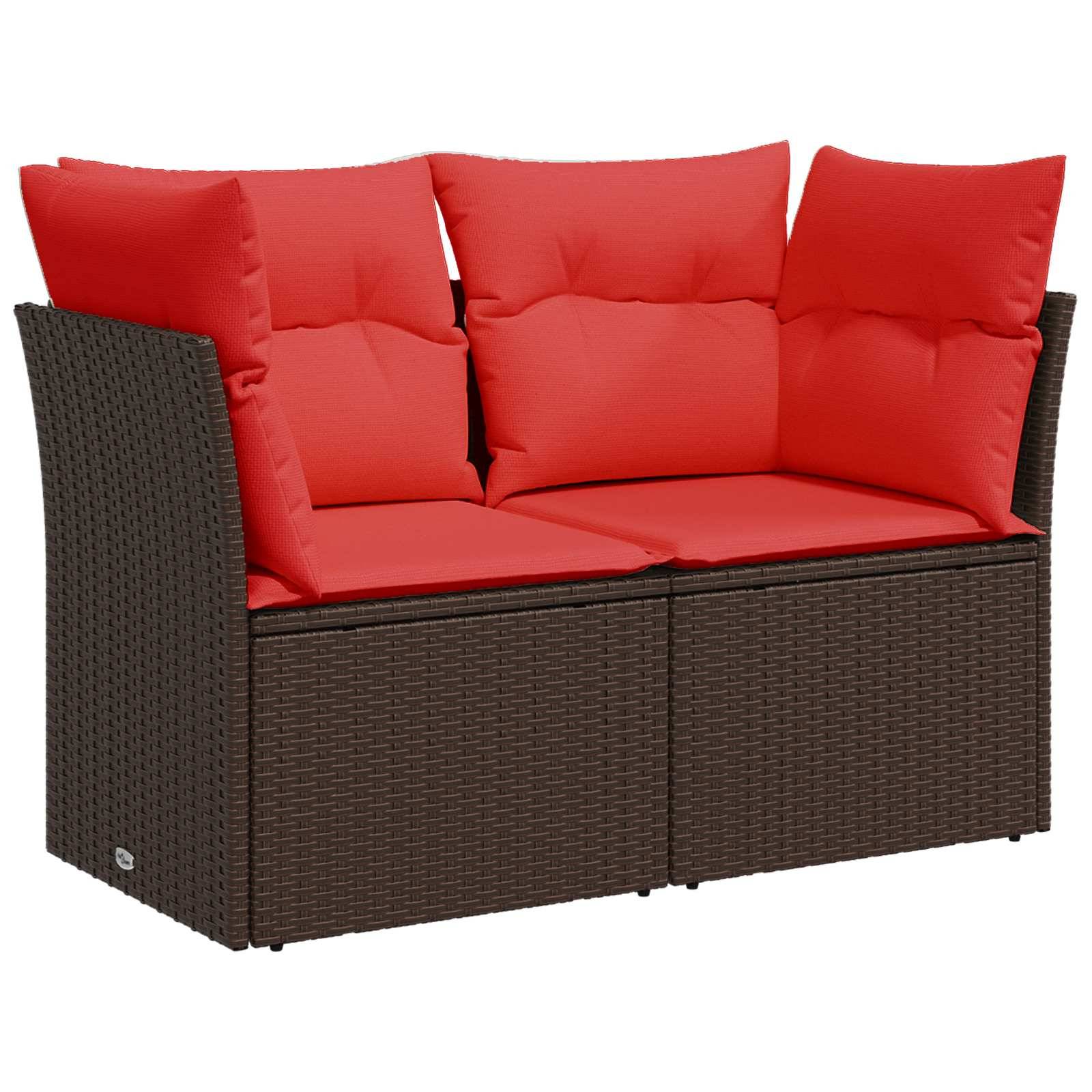Braun gewebte Outdoor-Liegesitz mit leuchtend roten gepolsterten Rücken- und Sitzkissen, vor weißem Hintergrund gezeigt.
