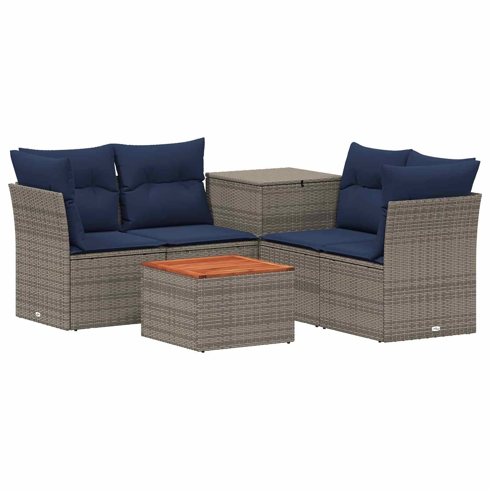 Outdoor-Polyrattan-Terrassenmöbel-Set mit zwei dunkelblau gepolsterten Zweisitzer-Sofas, einem passenden Beistelltisch mit Stauraum und einem quadratischen Couchtisch mit Holzplatte.