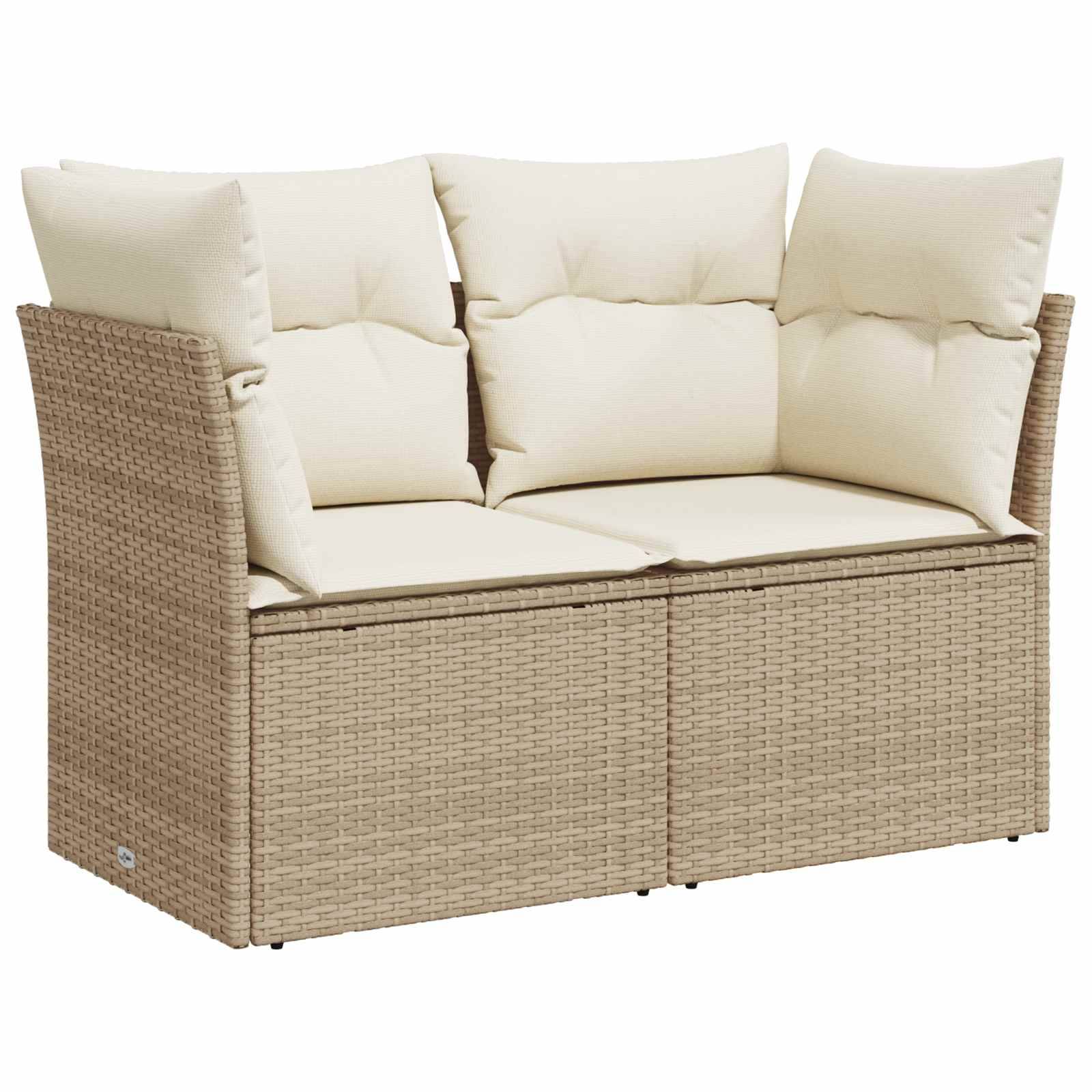 Beige geflochtenes Outdoor-Zweisitzer-Sofa mit dicken cremefarbenen Kissen und eckigem Zwei-Platz-Design auf weißem Hintergrund.