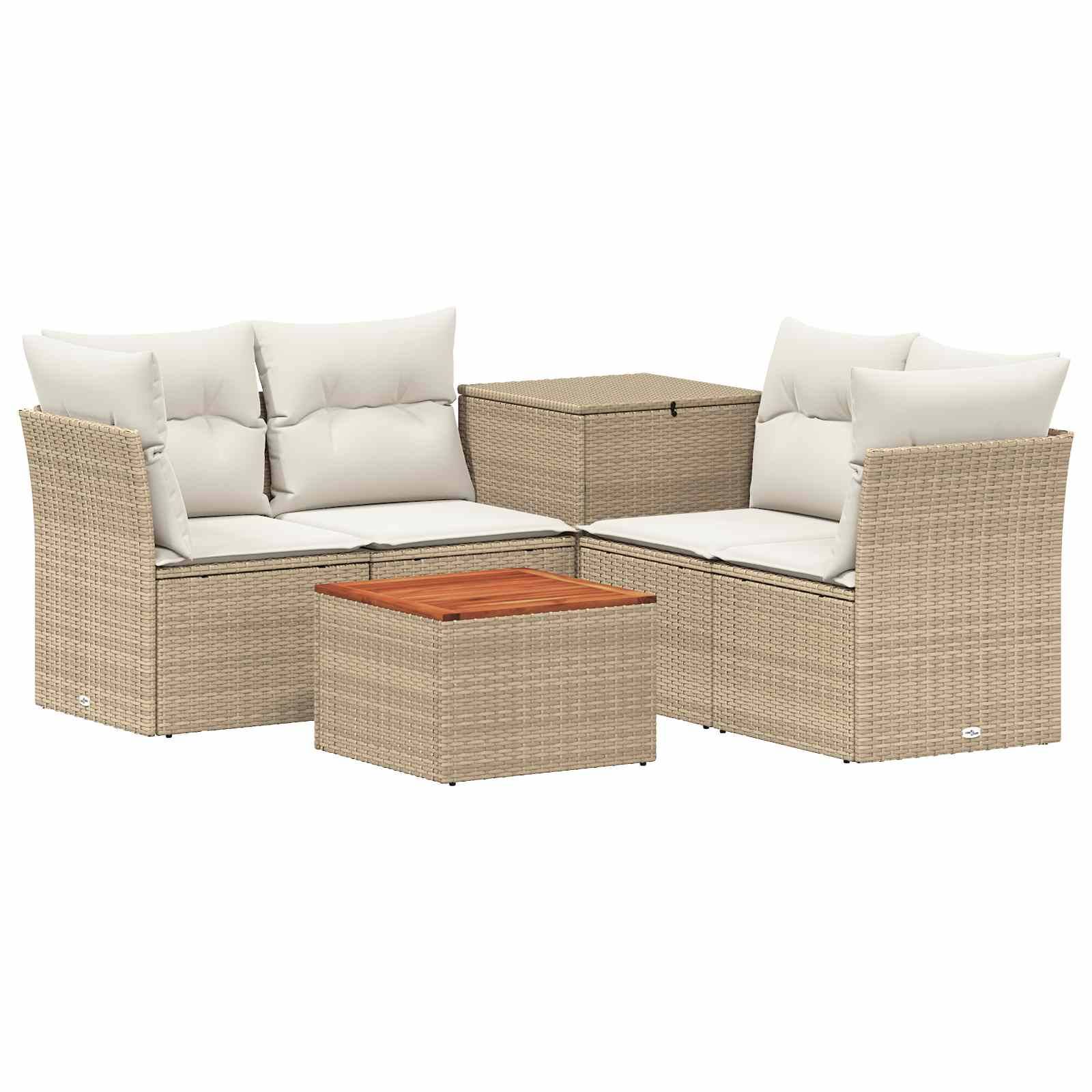 Beiges Rattanmöbel-Außensitzset mit zwei gepolsterten Stühlen, passendem Stauraum-Tisch und kleinem quadratischem Couchtisch auf weißem Hintergrund.