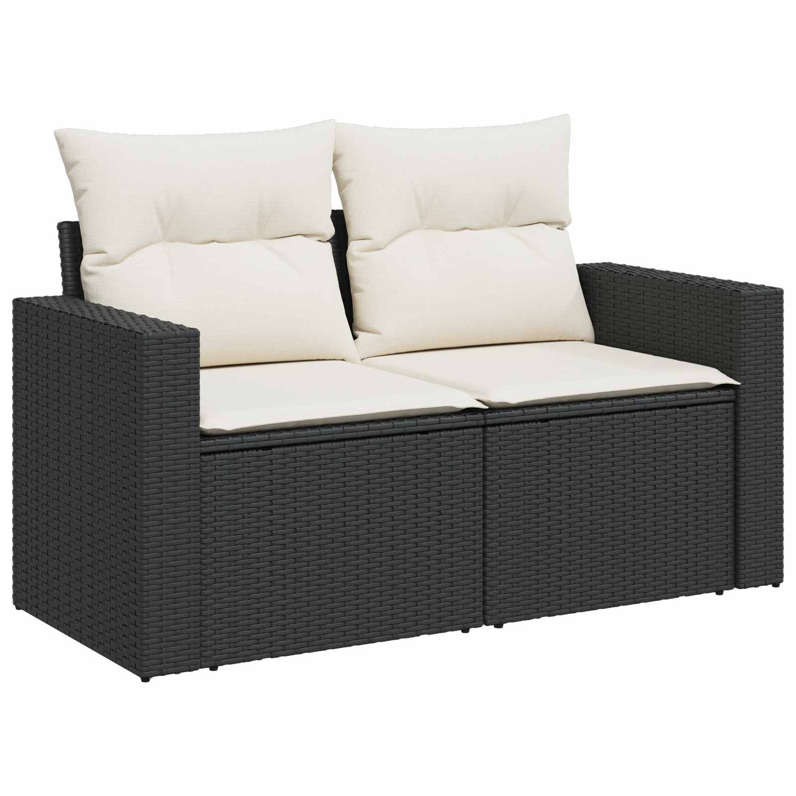 Schwarzes gewebtes Outdoor-Sofa mit zwei Sitzplätzen und cremefarbenen Sitz- und Rückenkissen auf weißem Hintergrund.