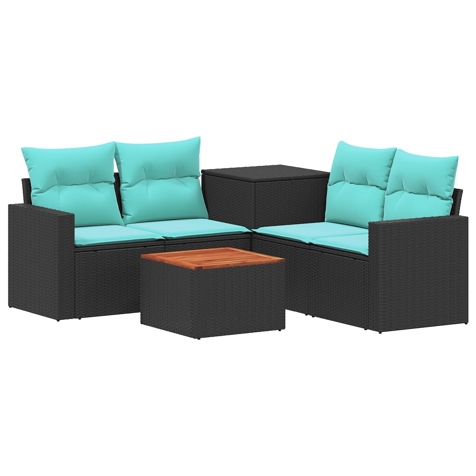 Schwarzes Rattansofa im Außenbereich mit türkisfarbenen Kissen, zwei Eckplätzen, passendem Tisch und einem kleinen Couchtisch mit Holzplatte auf weißem Hintergrund.