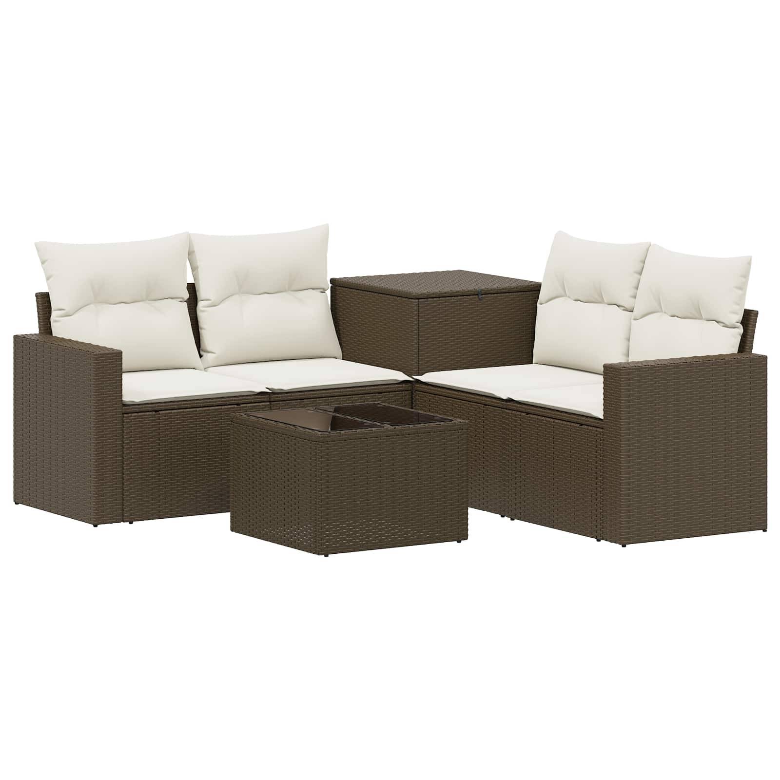 Braunes Korbgeflecht-Außenbereichs-Ecksofa-Set mit cremefarbenen Kissen, zwei Eckplätzen, zentralem Hocker und passendem Beistelltisch auf weißem Hintergrund
