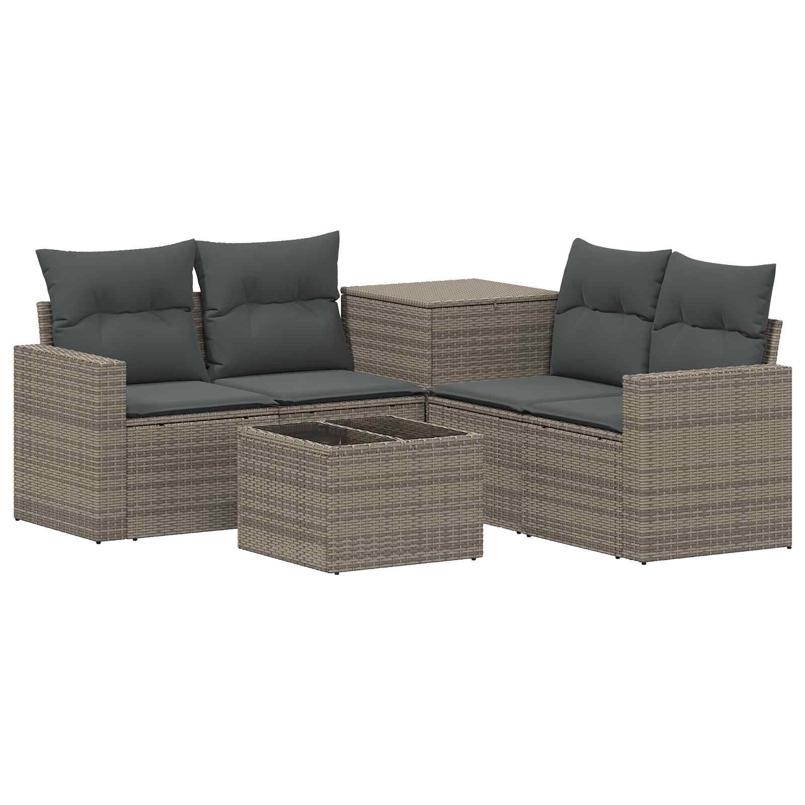 Outdoor-Polyrattan-Loungeset mit dunklen Kissen, passendem Hocker und Couchtisch auf weißem Hintergrund.