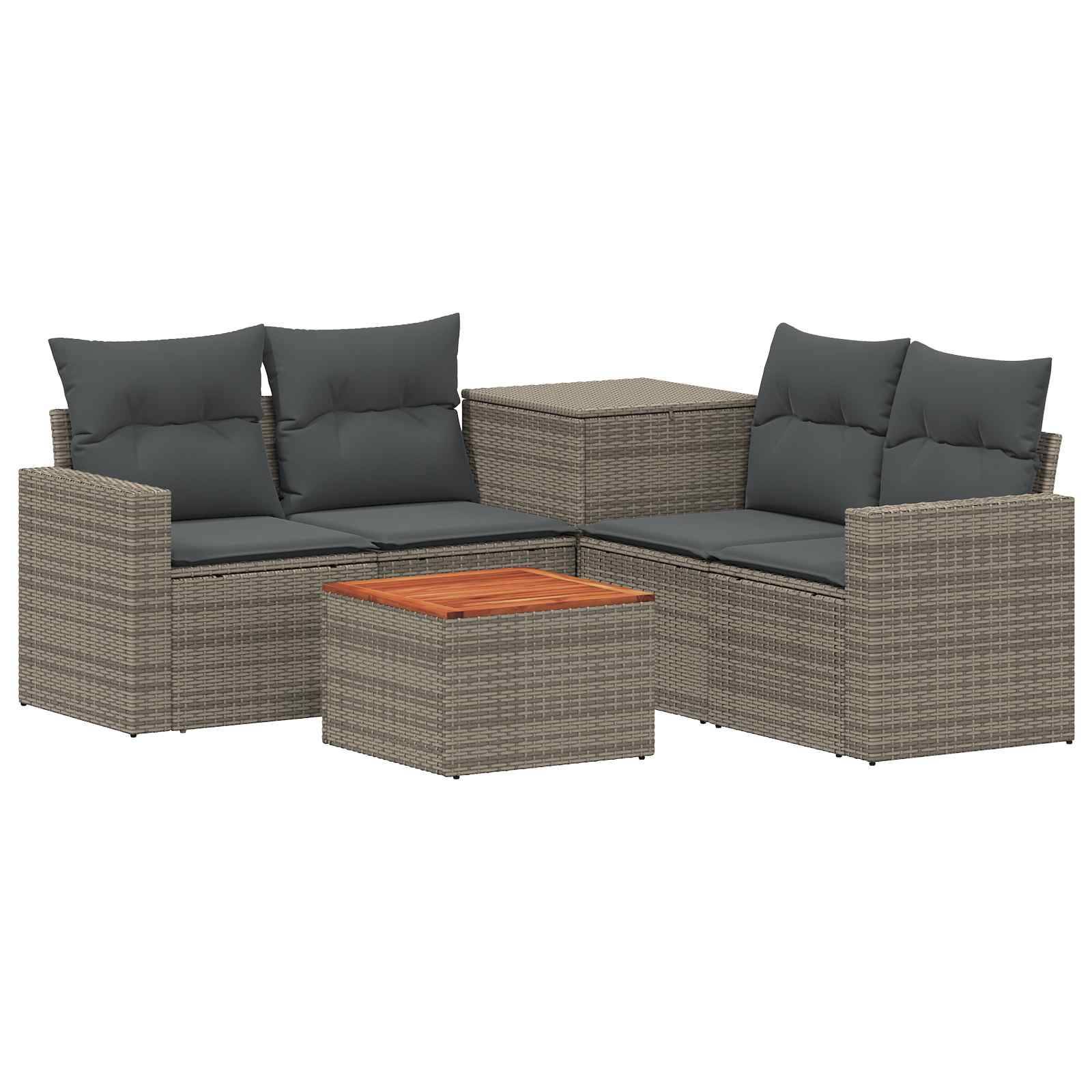 Outdoor-Rattansitzgruppe mit zwei Zweisitzern, Eckentisch und passendem Couchtisch mit Holzplatte und dunklen Polstern.