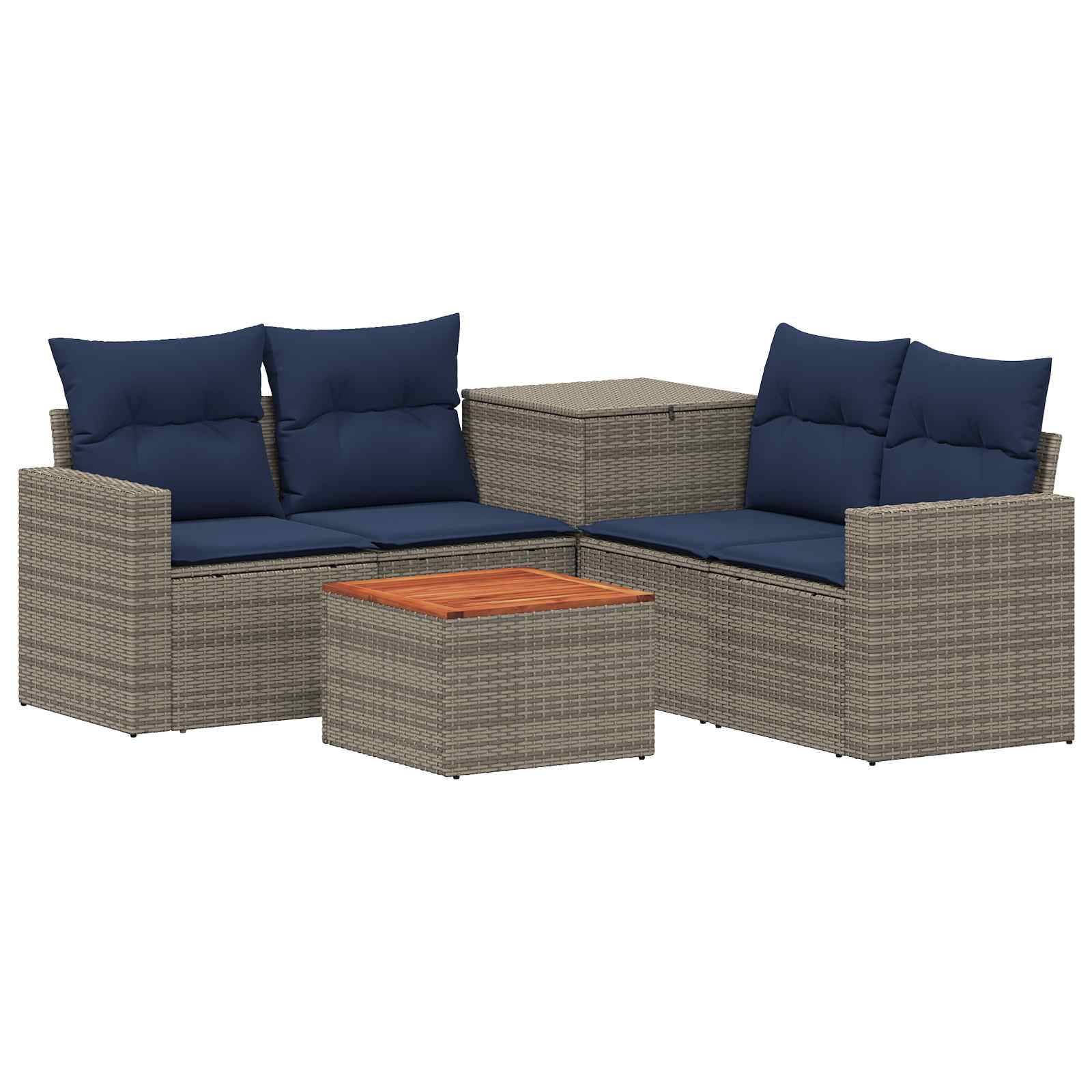 Outdoor-Patio-Gesprächsset mit zwei gepolsterten Zweisitzern, einem passenden Ecktisch und einem kleinen Feuertisch aus geflochtenem grauem Rattan mit marineblauen Kissen.