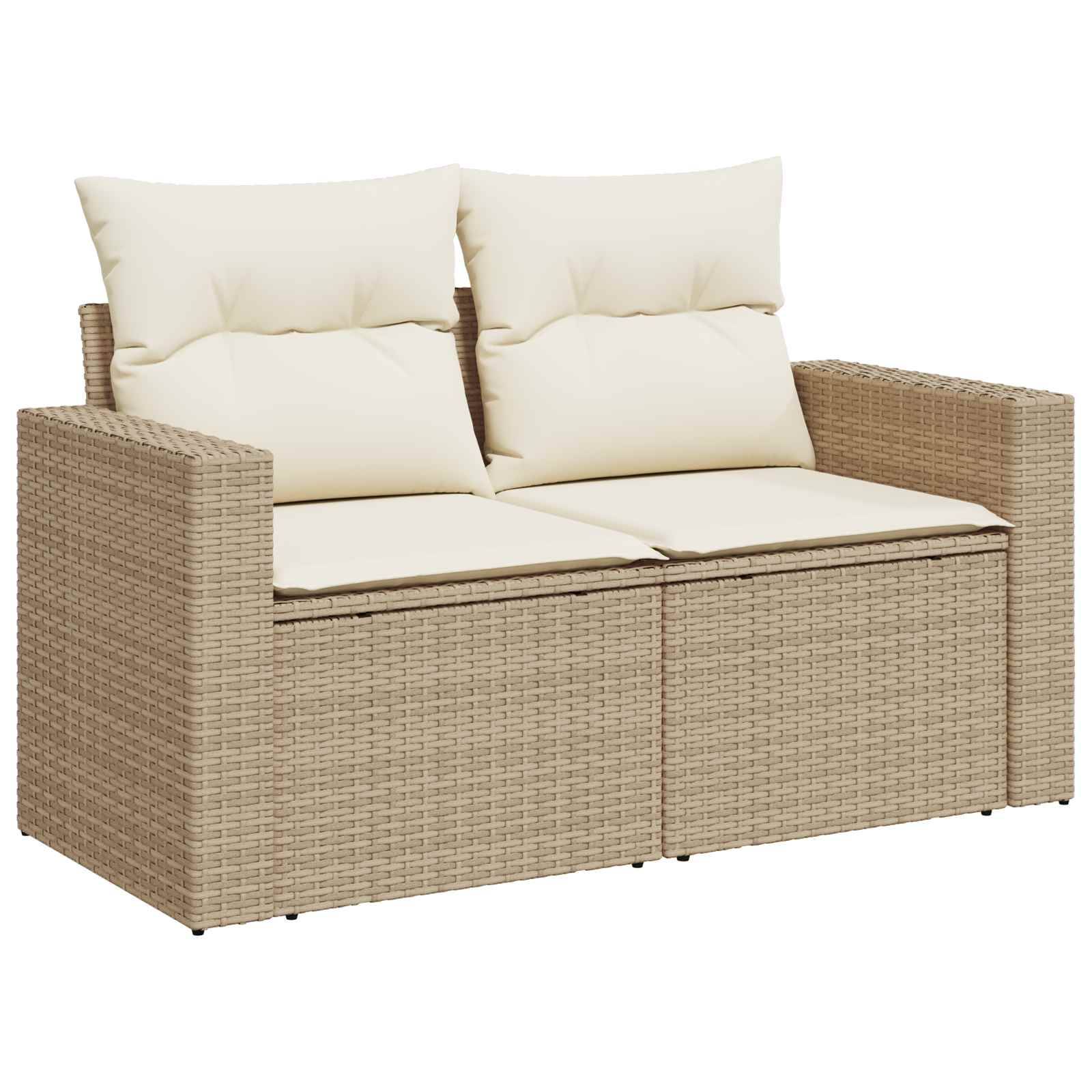 Beige Rattangarnitur mit zwei Sitzen und cremefarbenenen Kissen und Armlehnen auf weißem Hintergrund.