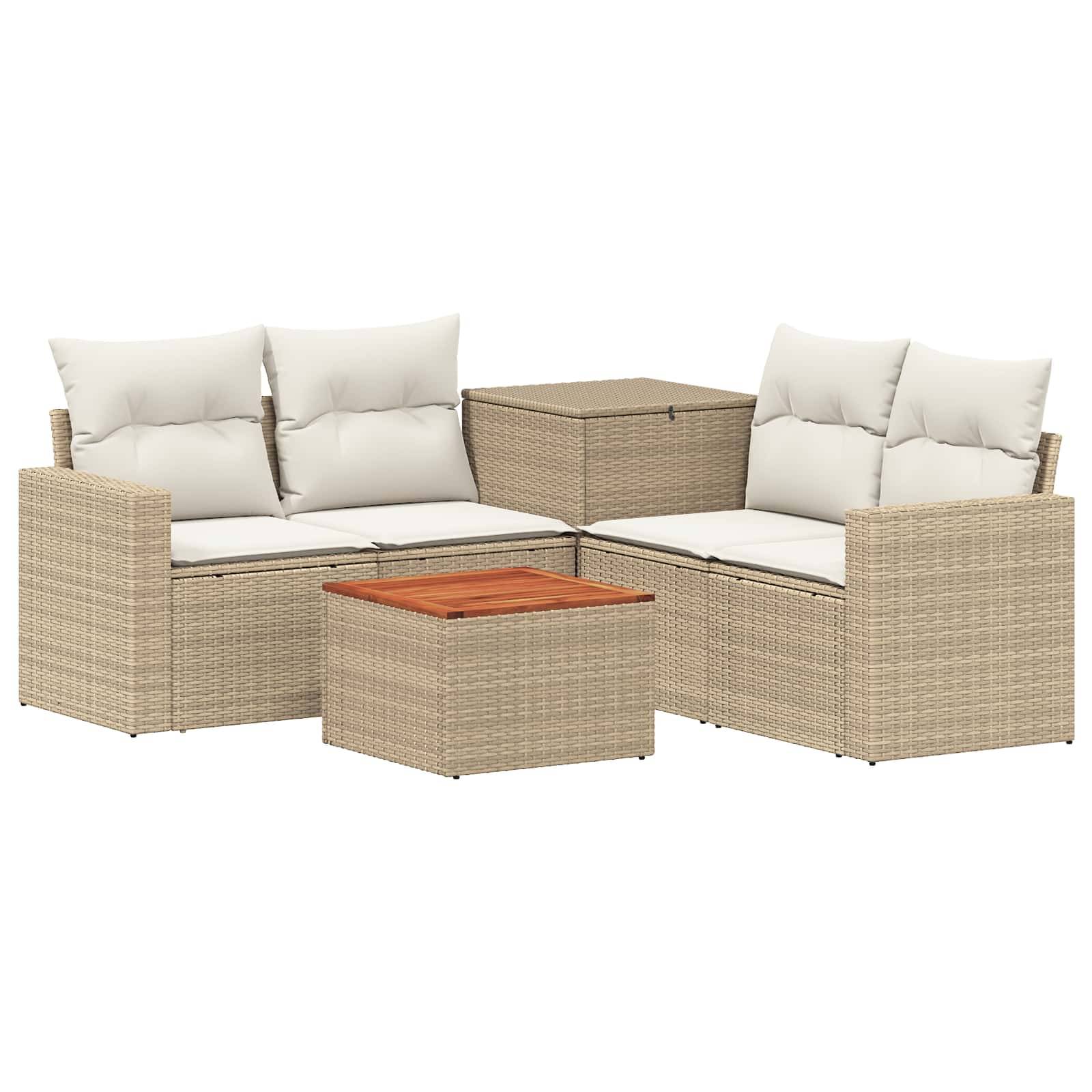 Beige Polyrattan-Patio-Eckgarnitur mit weißen Kissen, passendem Stauraum-Tisch und Ottoman mit Holzplatte auf weißem Hintergrund.