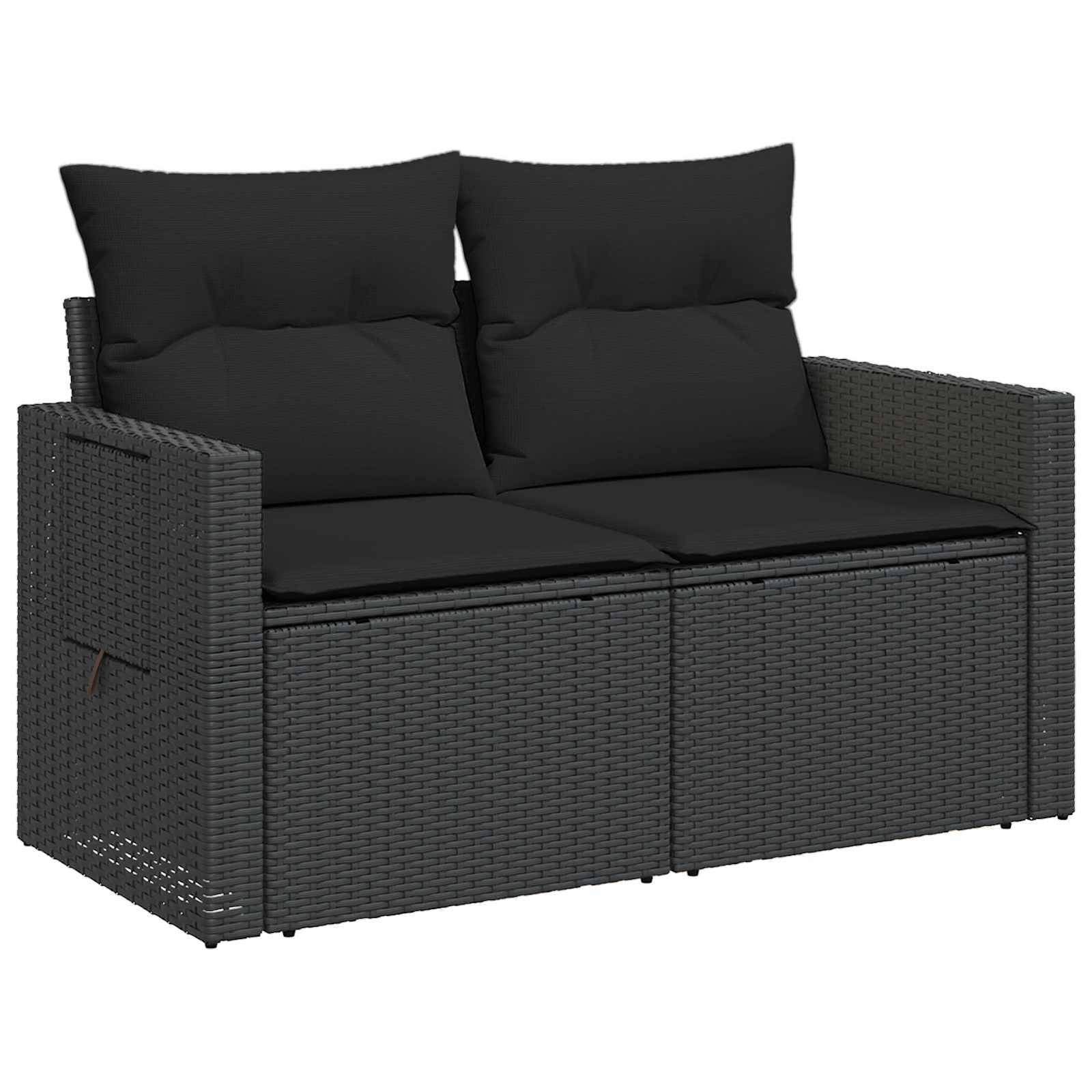 Schwarzes Korbgeflecht-Außensofa mit zwei Sitzkissen und zwei Rückenkissen auf weißem Hintergrund.