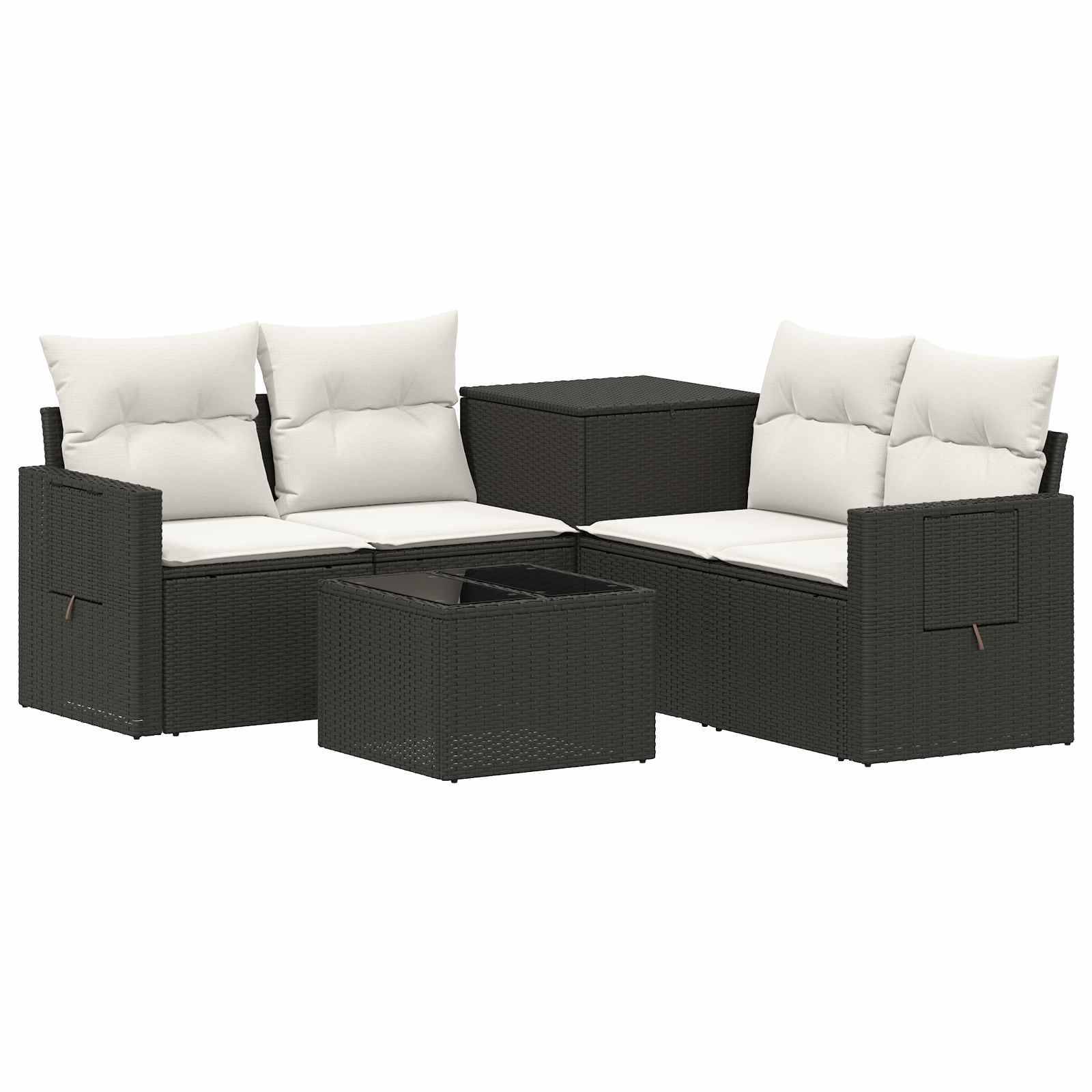 Schwarzes Rattan-Gartenmöbel-Set für die Terrasse mit cremefarbenen Kissen, passendem Tisch und quadratischem Pouf auf weißem Hintergrund.