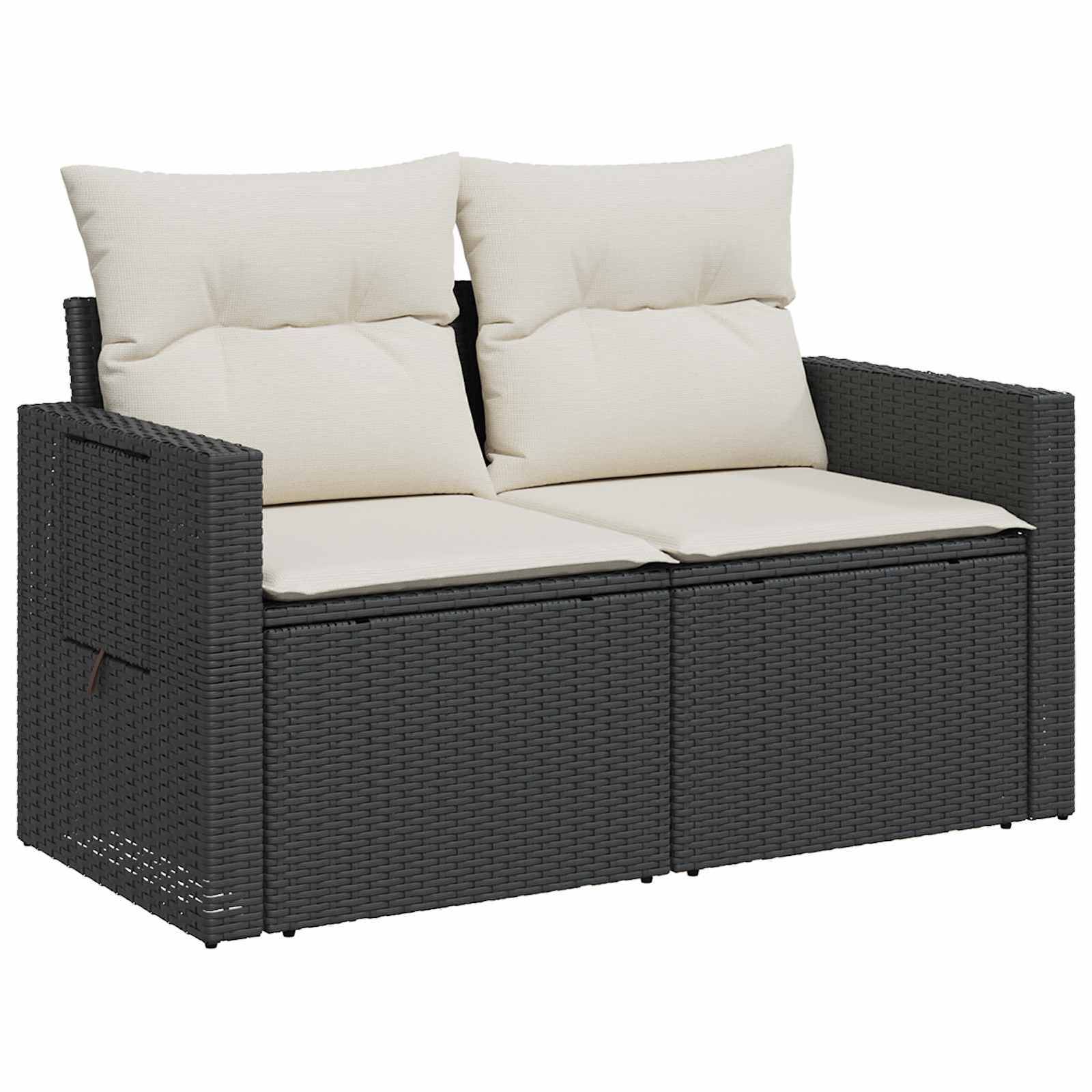 Dunkles Korbgeflecht-Liegesofa für außen mit zwei beigen Sitzkissen und zwei Rückenkissen auf weißem Hintergrund.