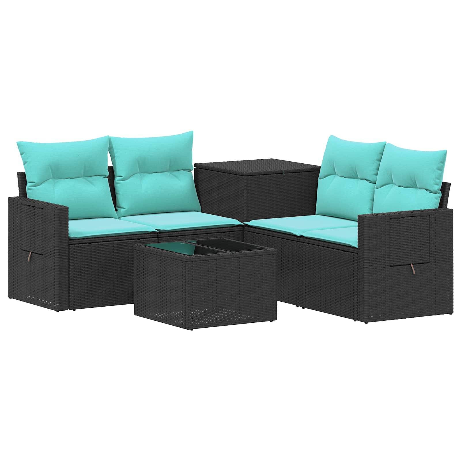 Schwarzes Gartensektionalsofa aus Rattan mit türkisfarbenen Kissen und passenden Kaffee- und Beistelltischen auf weißem Hintergrund.