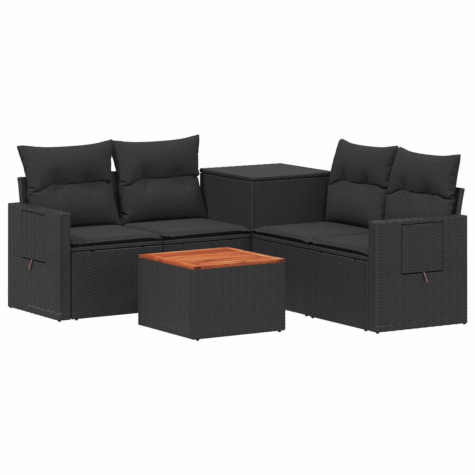 Schwarzes Rattan-Außensofa-Set mit Kissen, Eckentisch und passendem Couchtisch mit Holzplatte auf weißem Hintergrund