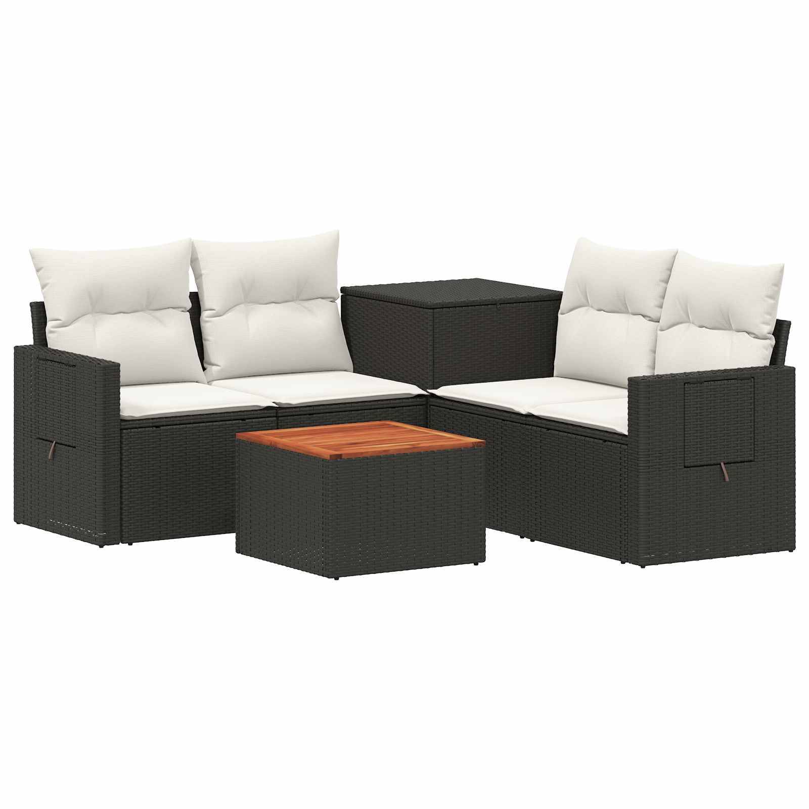 Schwarzes Rattan-Gartensofaset mit cremefarbenen Kissen, passendem Beistelltisch und quadratischem Couchtisch mit Holzplatte.