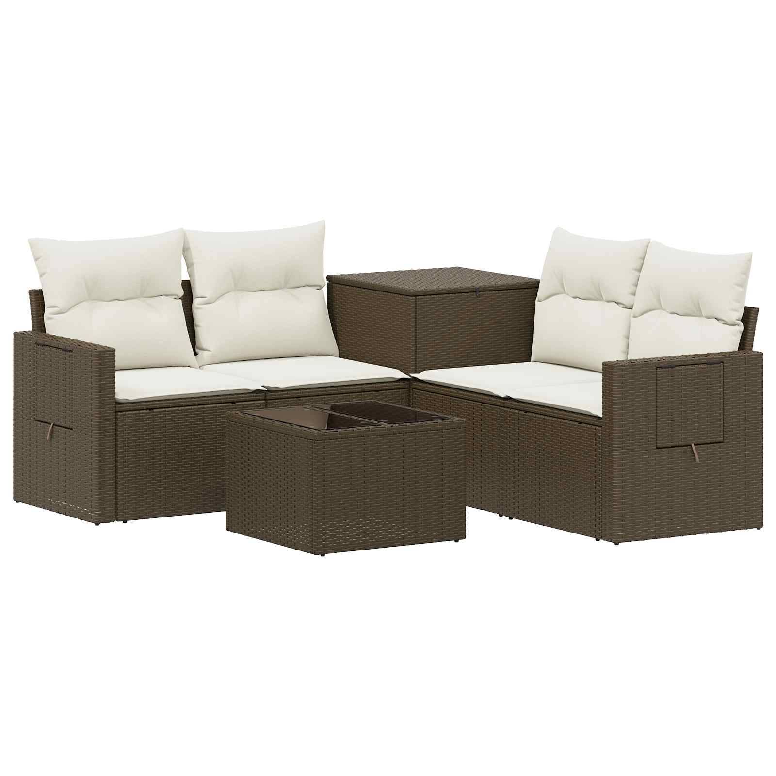 Braunes Korbgeflecht-Patio-Ecksofa-Set mit cremefarbenen Kissen, passendem Hocker und Beistelltisch auf weißem Hintergrund.