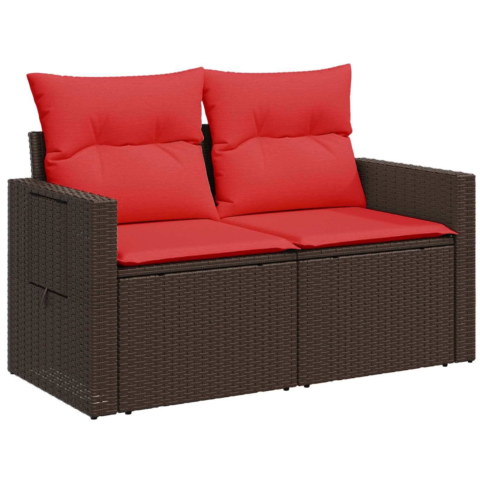Braunes Korb-Zweisitzer-Sofa mit leuchtend roten Sitz- und Rückenkissen auf weißem Hintergrund.