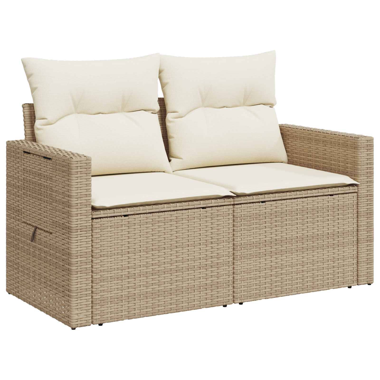 Beiges Korbgeflecht-Zweisitzer-Gartensofa mit cremefarbenen Sitz- und Rückenkissen, gezeigt auf weißem Hintergrund.